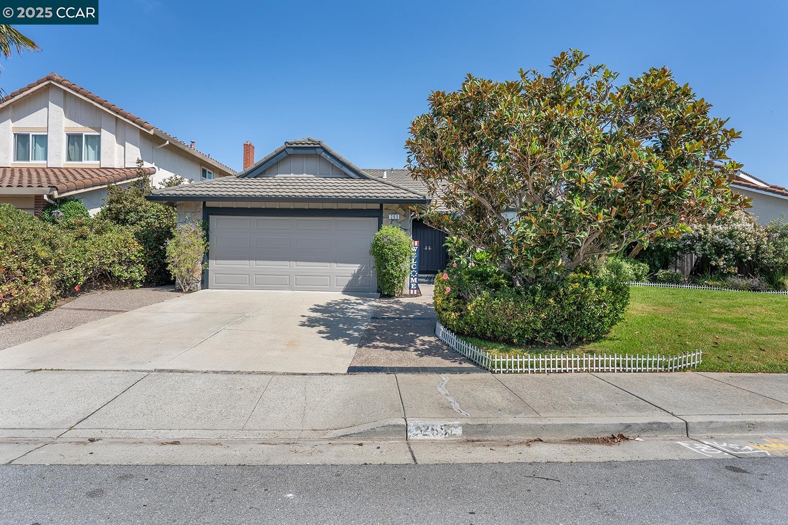 Detail Gallery Image 6 of 42 For 265 Woodbridge Cir, San Mateo,  CA 94403 - 3 Beds | 2 Baths