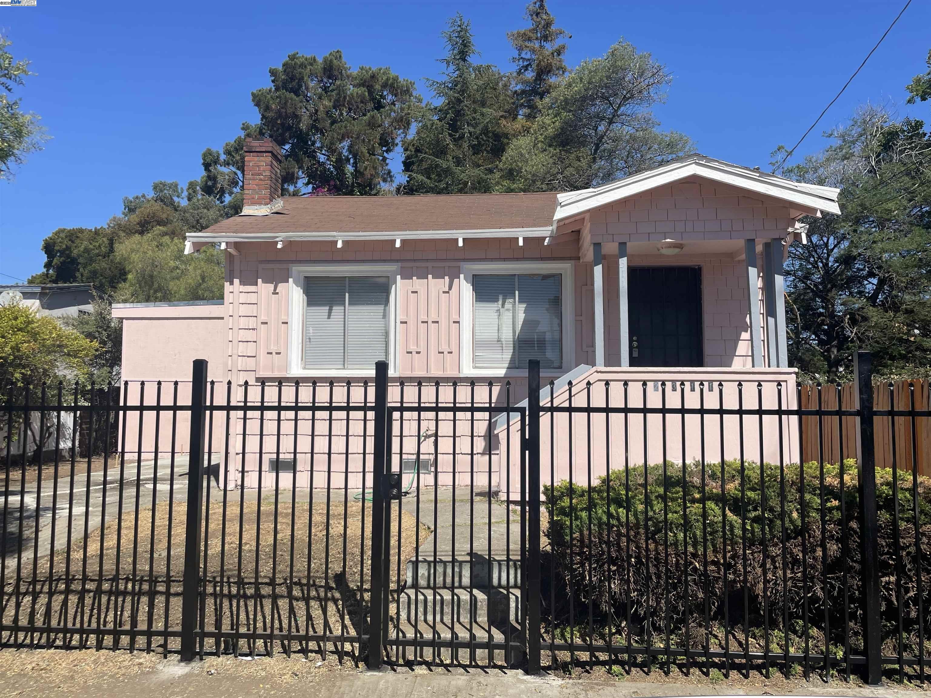 Detail Gallery Image 2 of 23 For 2311 82nd Ave, Oakland,  CA 94605 - 3 Beds | 1 Baths