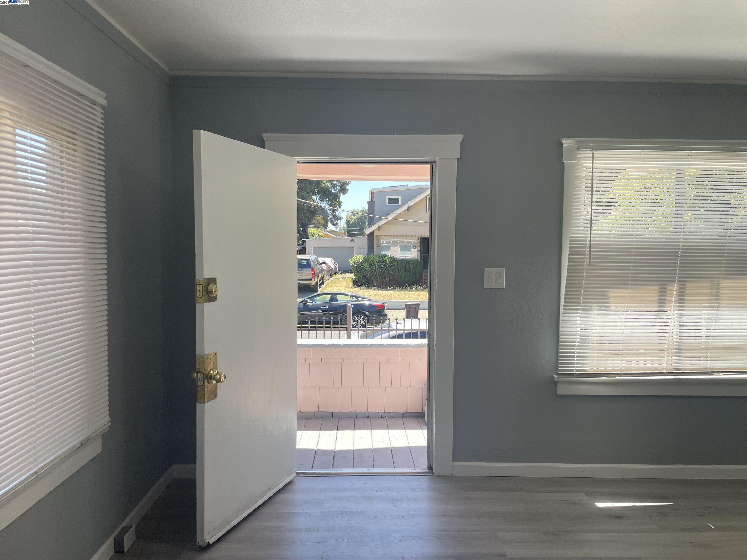 Detail Gallery Image 4 of 23 For 2311 82nd Ave, Oakland,  CA 94605 - 3 Beds | 1 Baths