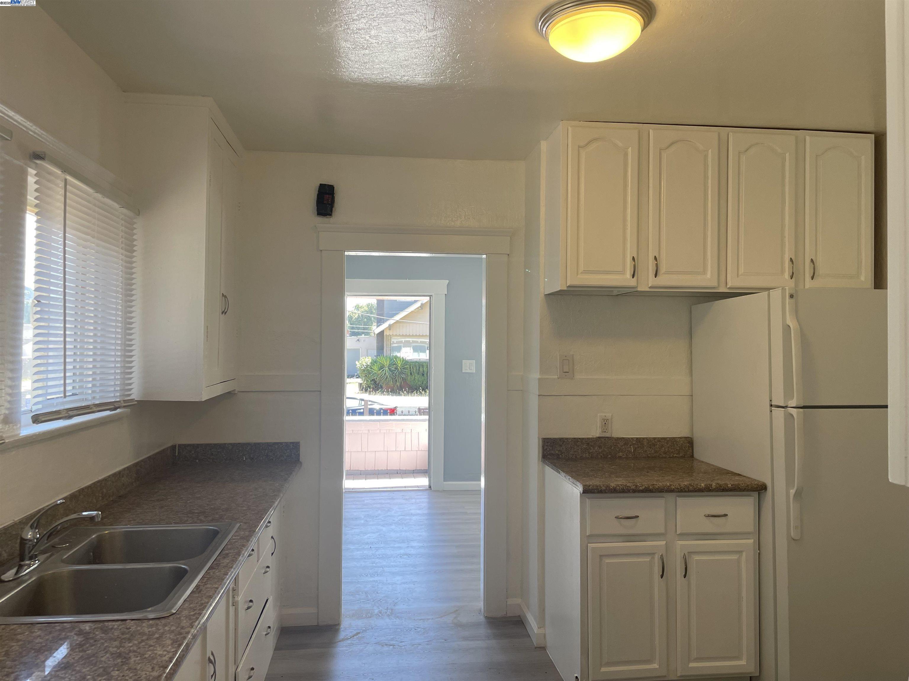 Detail Gallery Image 6 of 23 For 2311 82nd Ave, Oakland,  CA 94605 - 3 Beds | 1 Baths