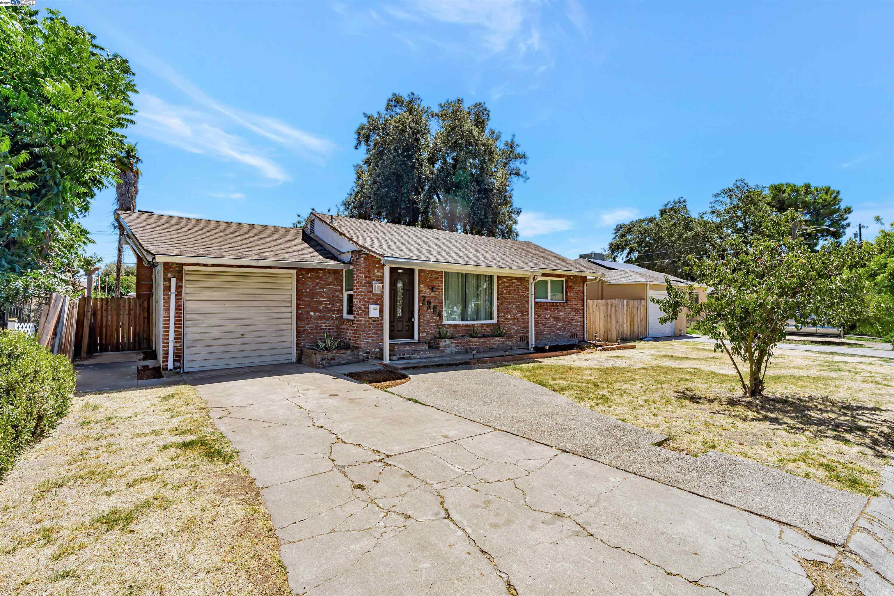 Detail Gallery Image 2 of 34 For 2884 W Rose St, Stockton,  CA 95203 - 3 Beds | 2 Baths