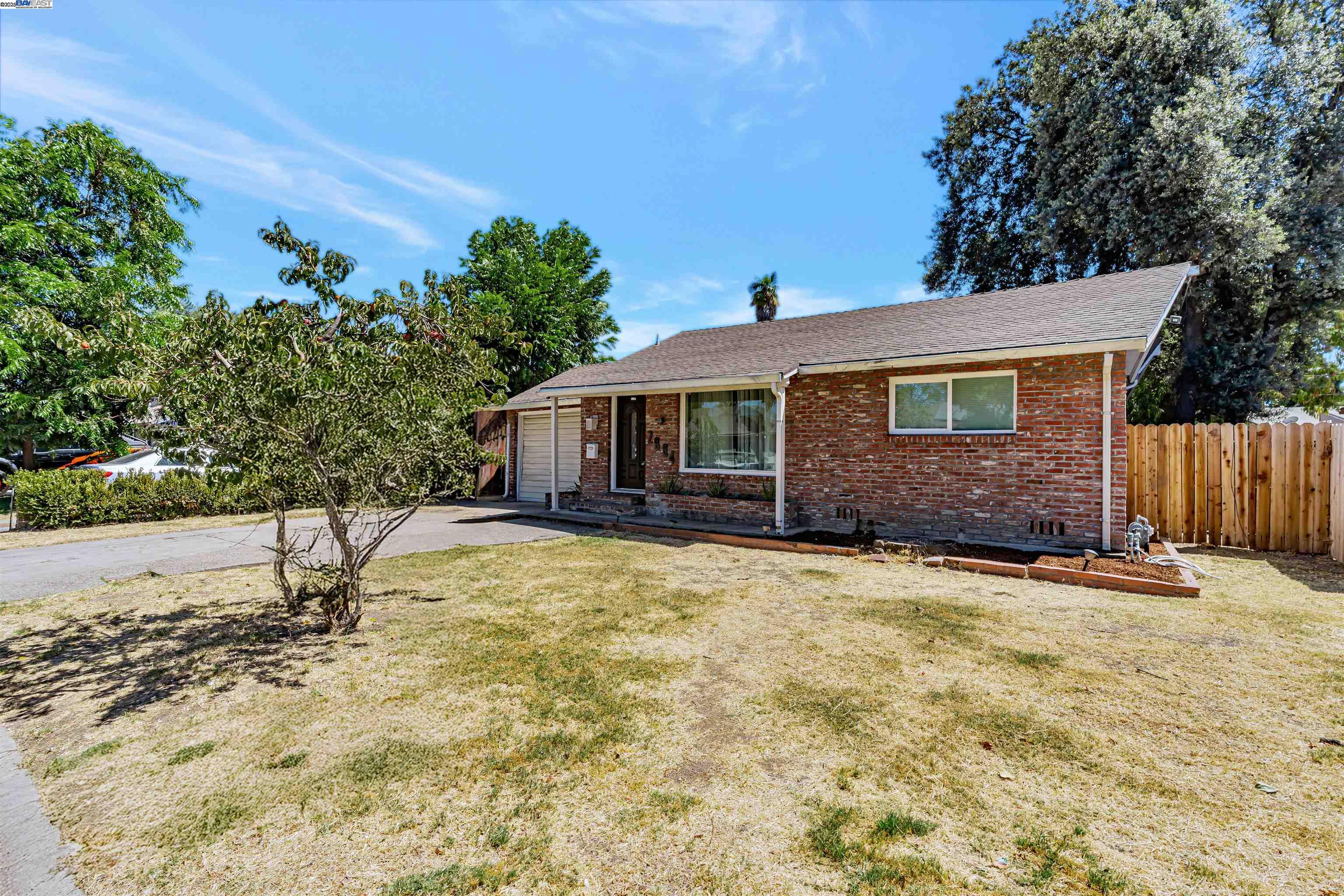 Detail Gallery Image 3 of 34 For 2884 W Rose St, Stockton,  CA 95203 - 3 Beds | 2 Baths