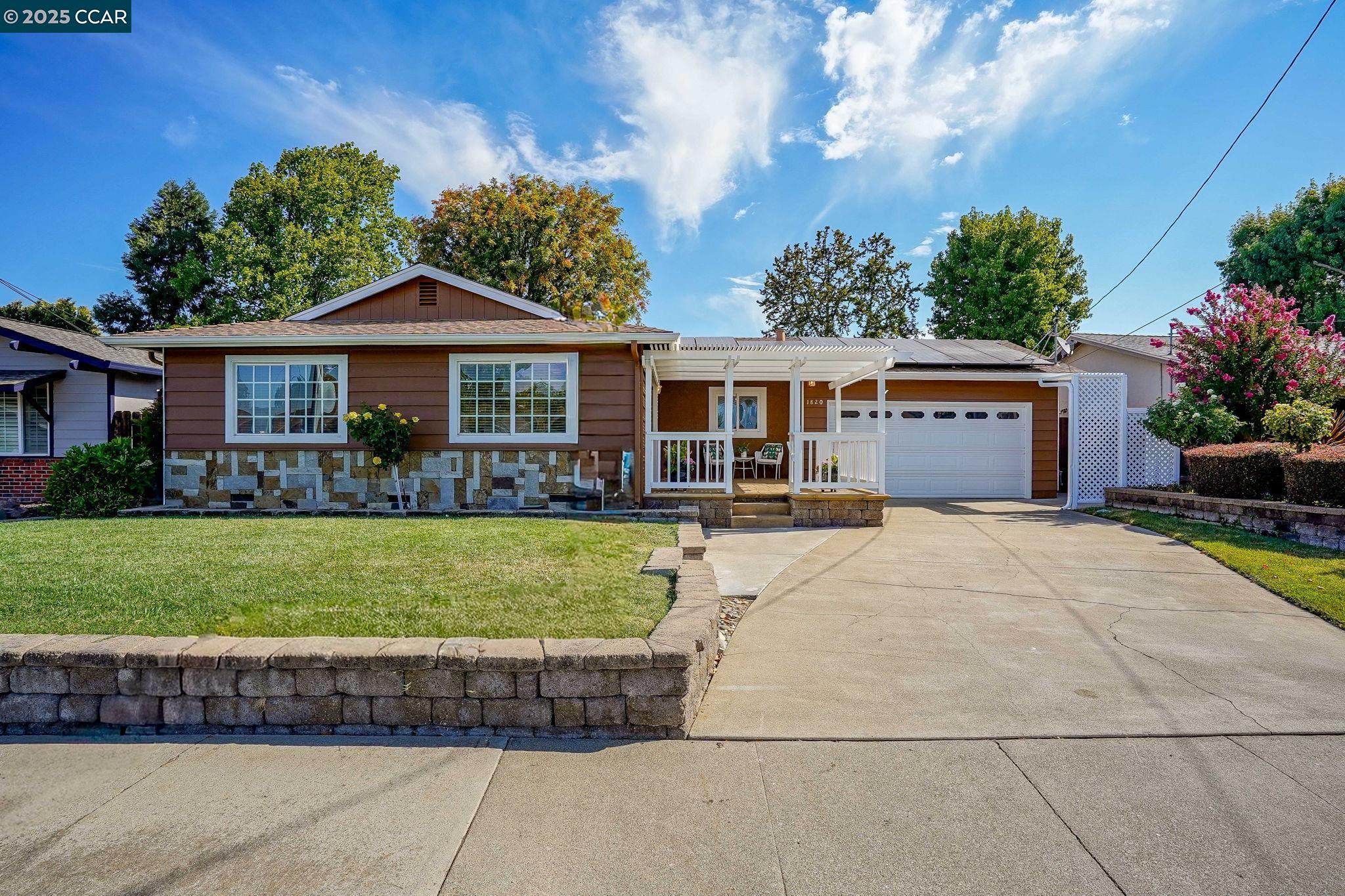 Detail Gallery Image 1 of 29 For 1820 Kenwood Drive, Concord,  CA 91124-4519 - 4 Beds | 2 Baths