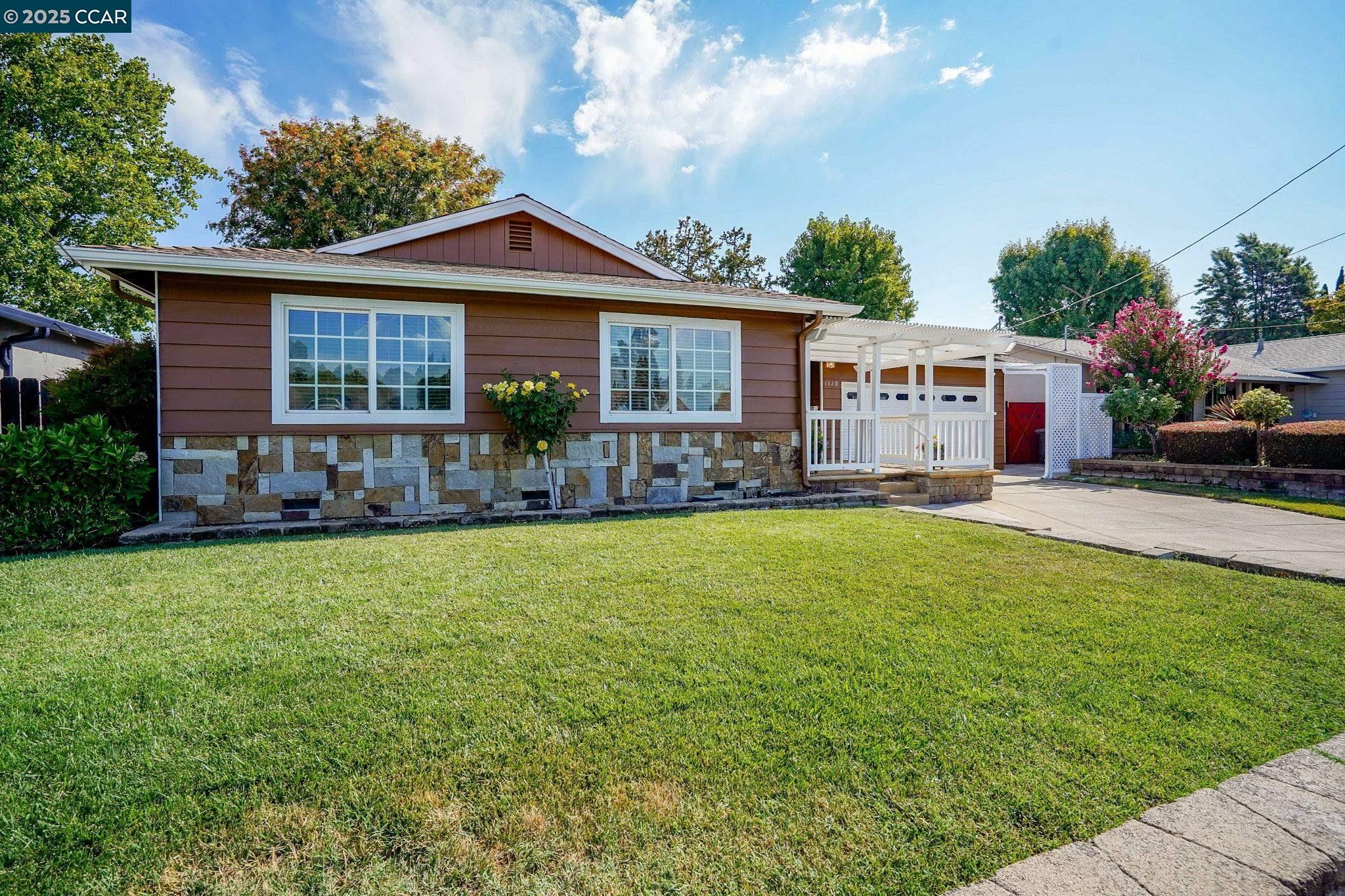 Detail Gallery Image 2 of 29 For 1820 Kenwood Drive, Concord,  CA 91124-4519 - 4 Beds | 2 Baths
