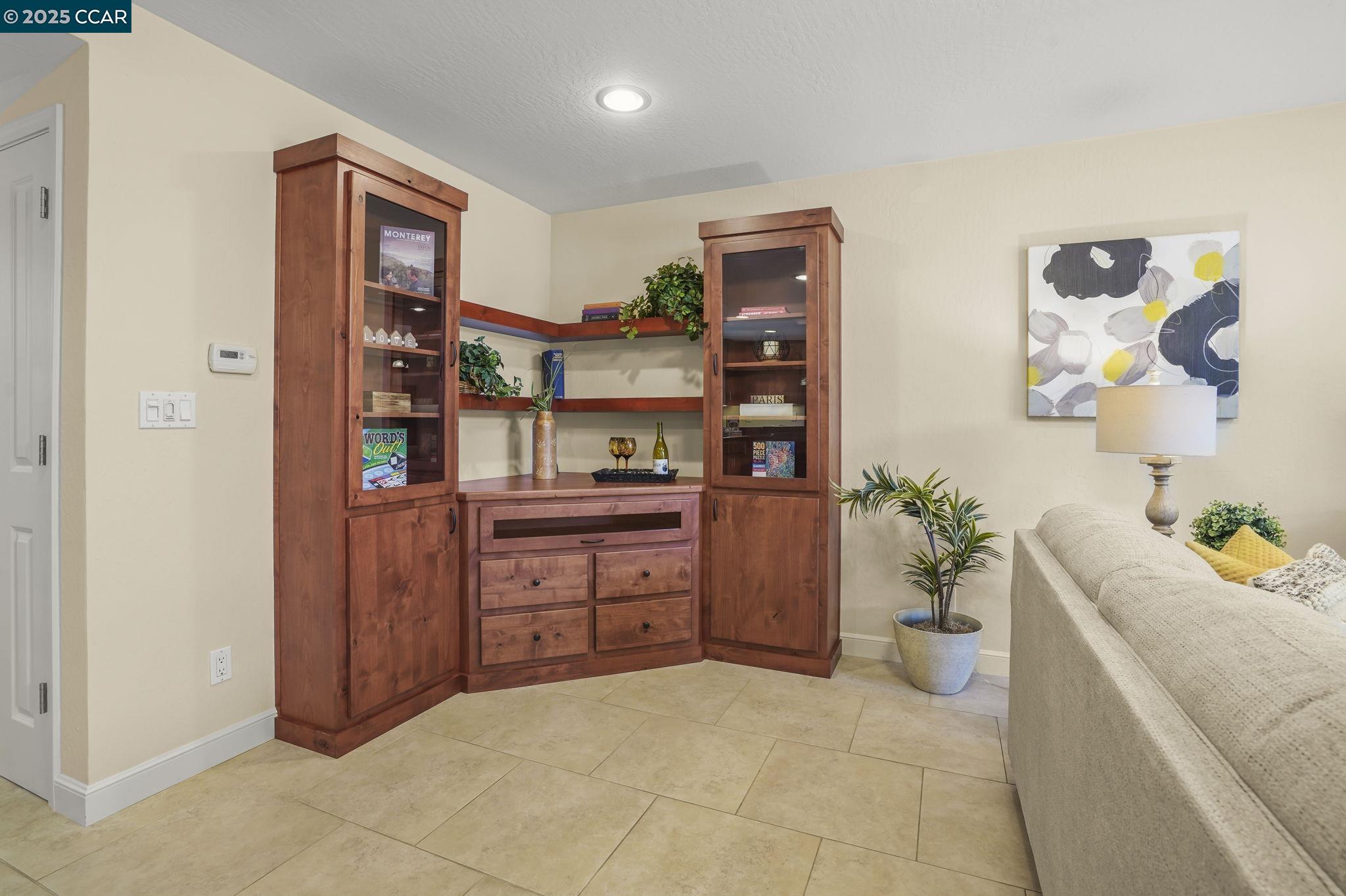 Detail Gallery Image 8 of 29 For 1820 Kenwood Drive, Concord,  CA 91124-4519 - 4 Beds | 2 Baths