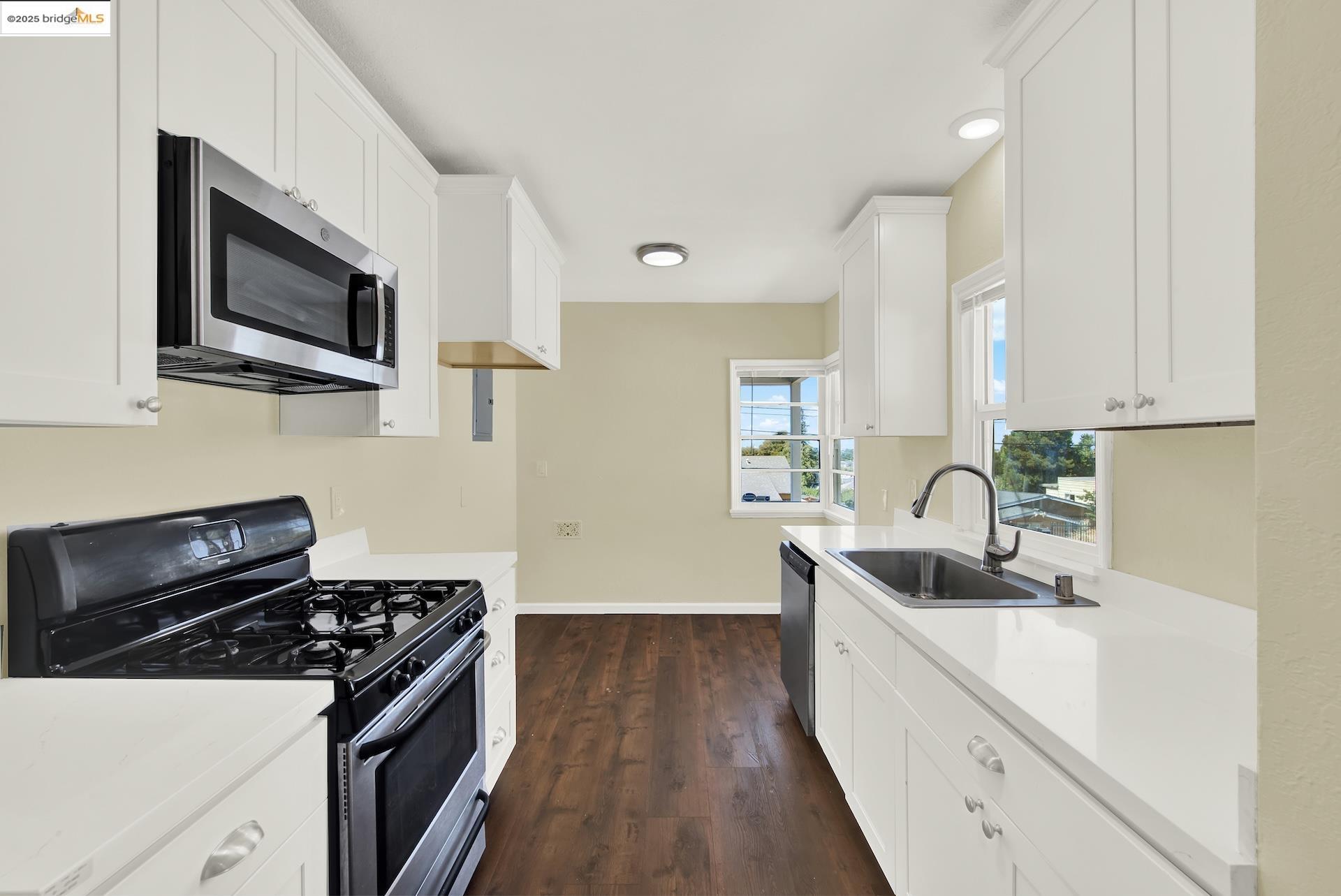 Detail Gallery Image 12 of 37 For 8010 Ney Ave, Oakland,  CA 94605 - 2 Beds | 1 Baths