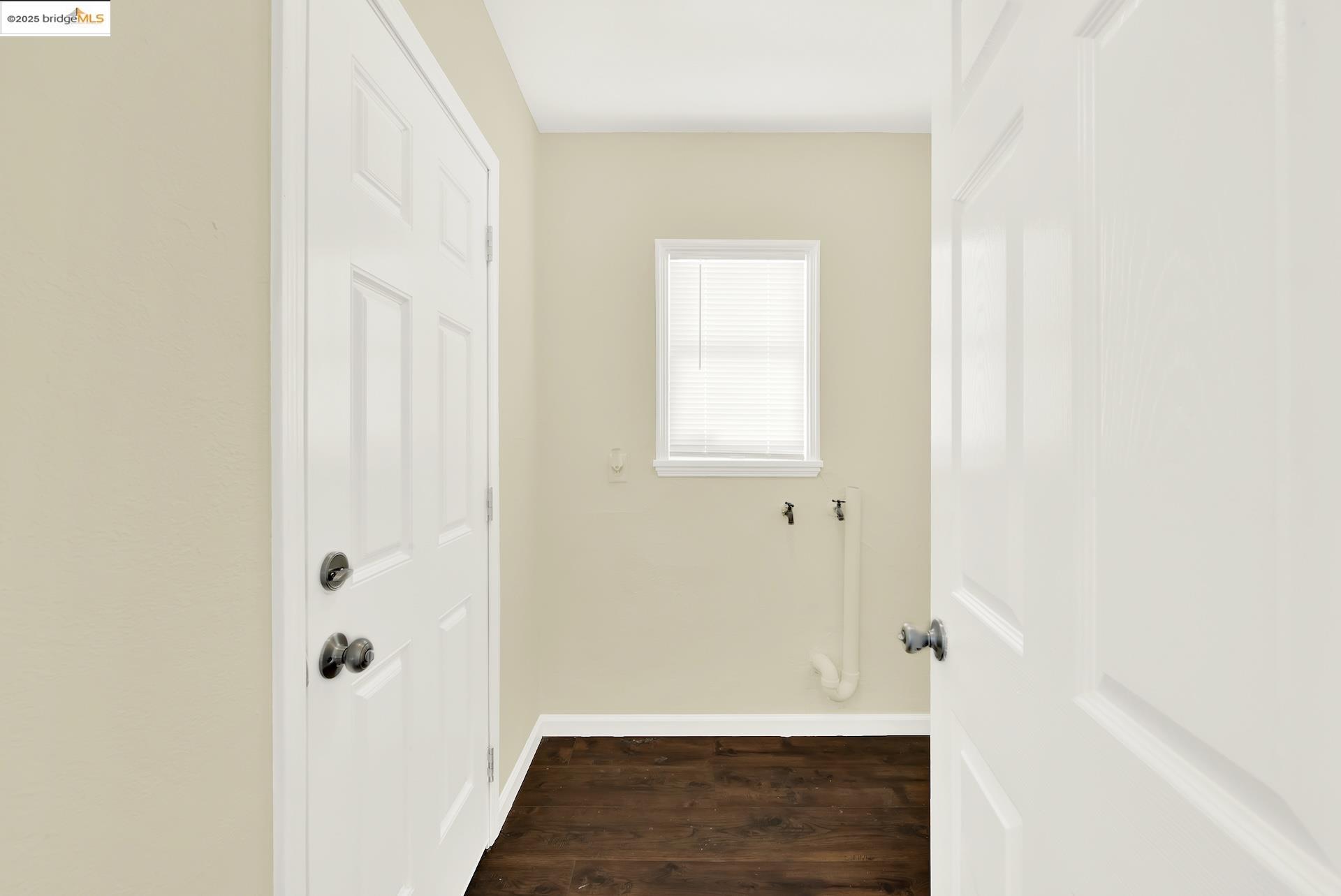Detail Gallery Image 14 of 37 For 8010 Ney Ave, Oakland,  CA 94605 - 2 Beds | 1 Baths