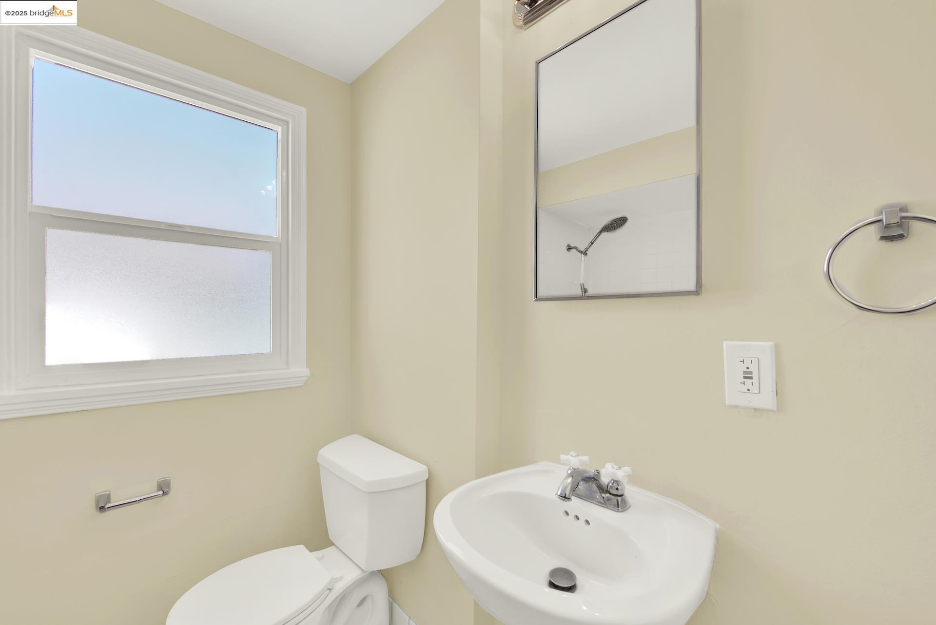 Detail Gallery Image 21 of 37 For 8010 Ney Ave, Oakland,  CA 94605 - 2 Beds | 1 Baths