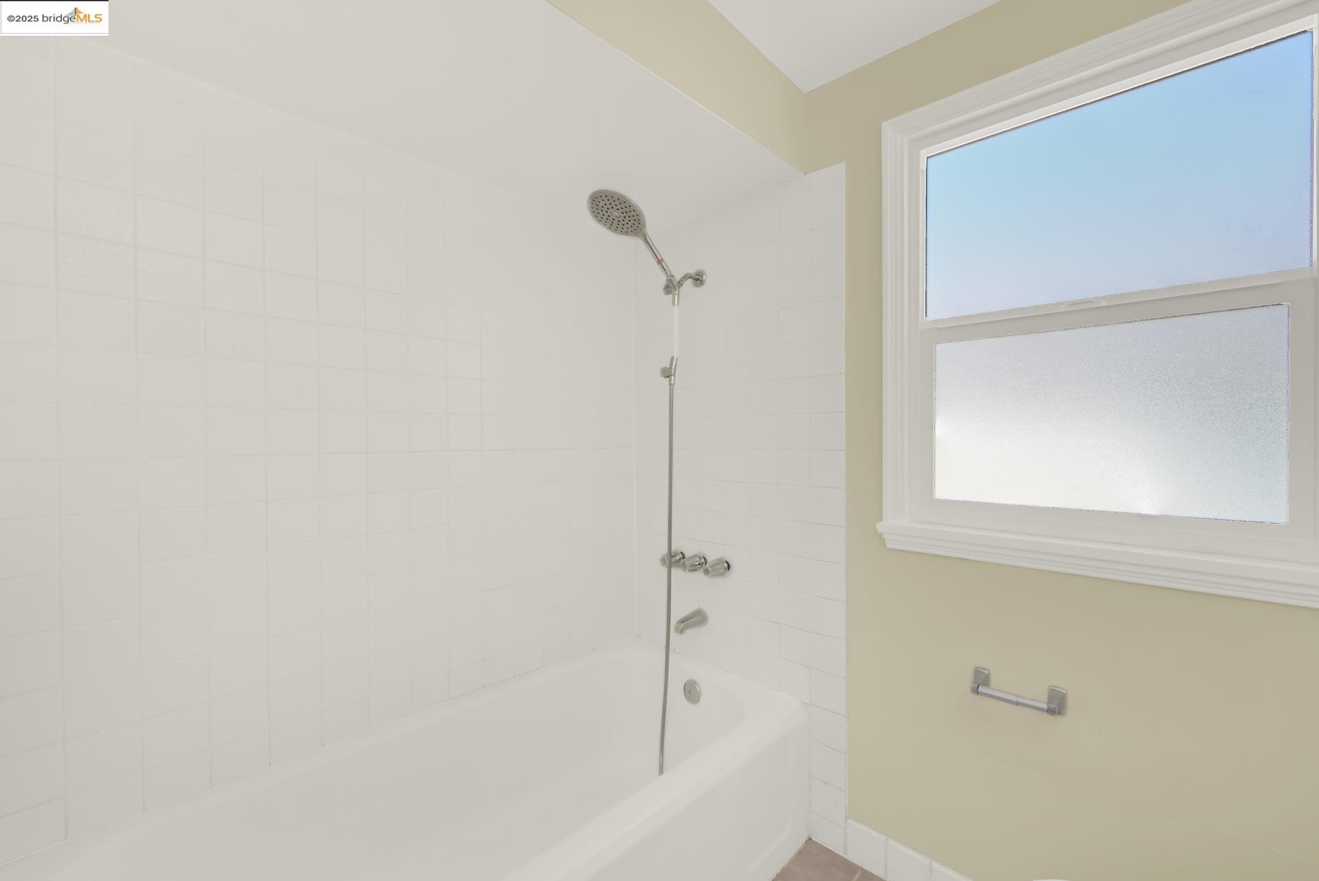 Detail Gallery Image 22 of 37 For 8010 Ney Ave, Oakland,  CA 94605 - 2 Beds | 1 Baths