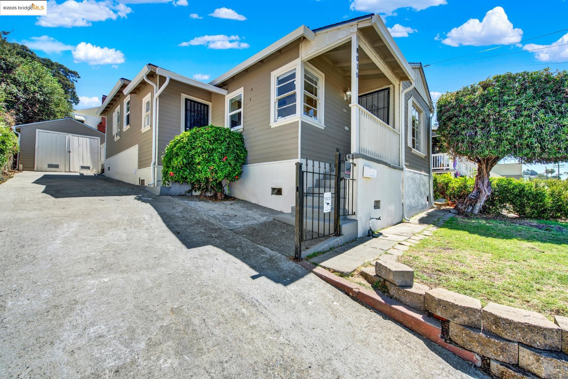 Detail Gallery Image 4 of 37 For 8010 Ney Ave, Oakland,  CA 94605 - 2 Beds | 1 Baths