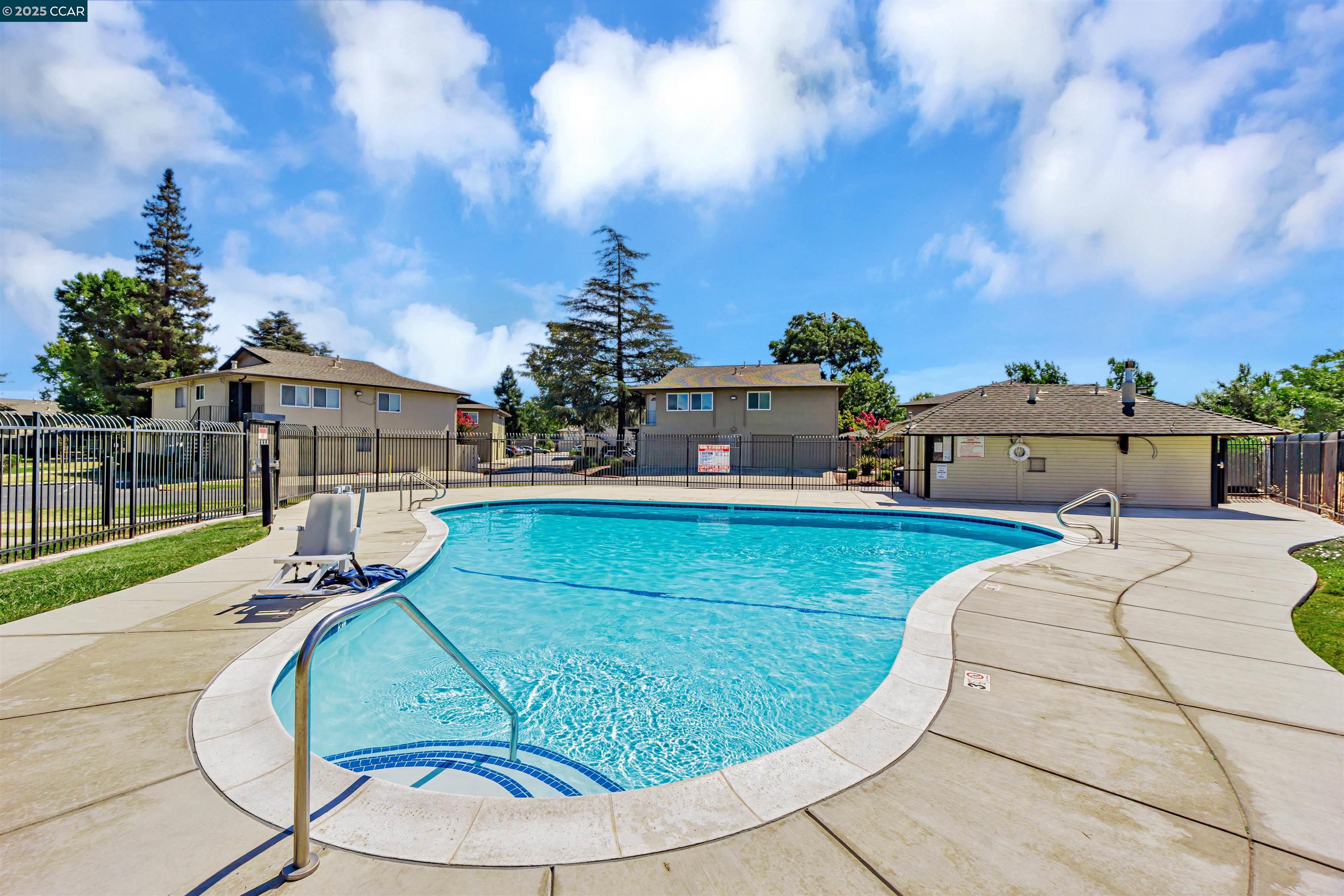 Detail Gallery Image 33 of 39 For 1037 Mohr Ln #C,  Concord,  CA 94518 - 2 Beds | 1/1 Baths