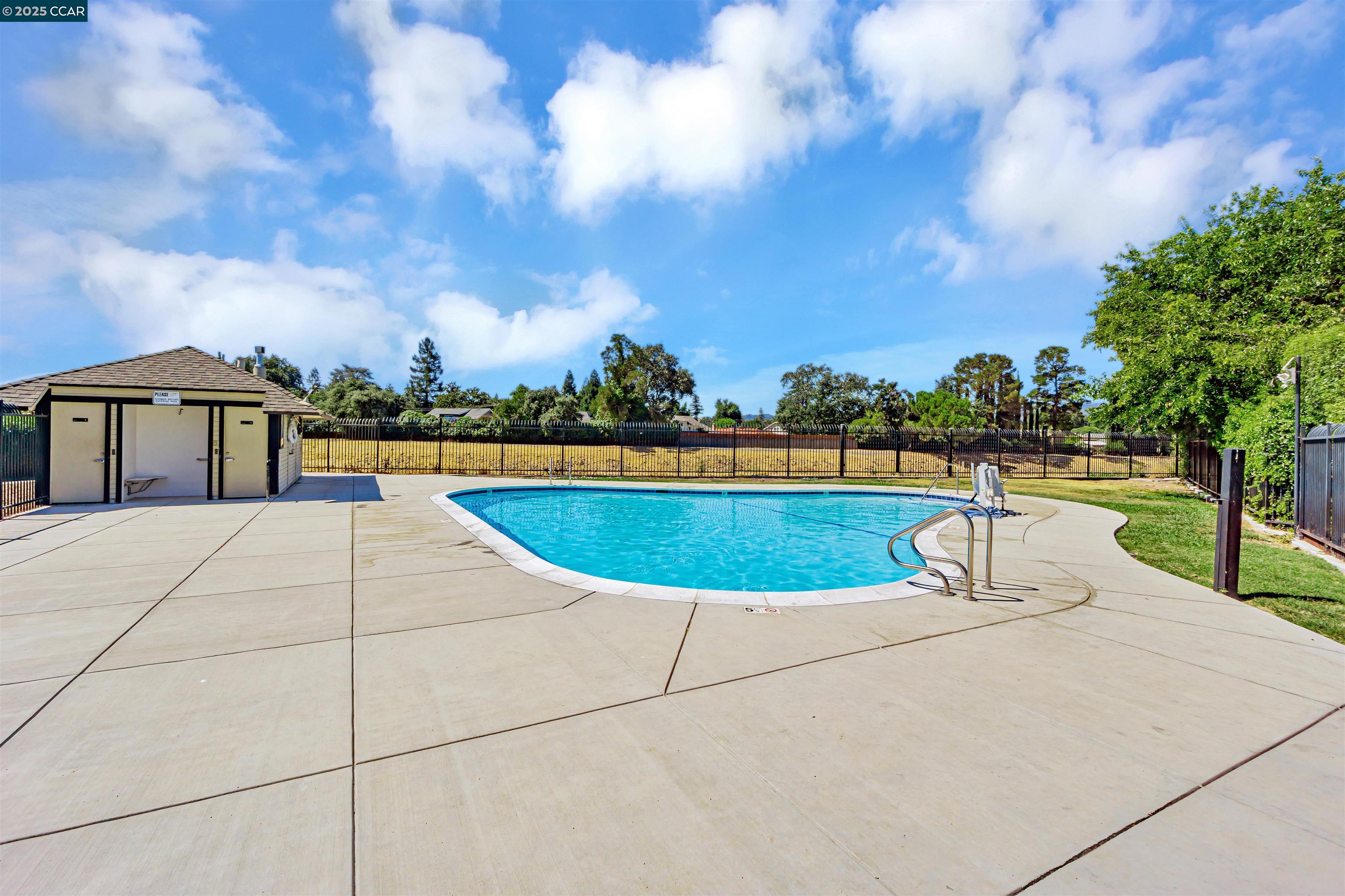 Detail Gallery Image 34 of 39 For 1037 Mohr Ln #C,  Concord,  CA 94518 - 2 Beds | 1/1 Baths
