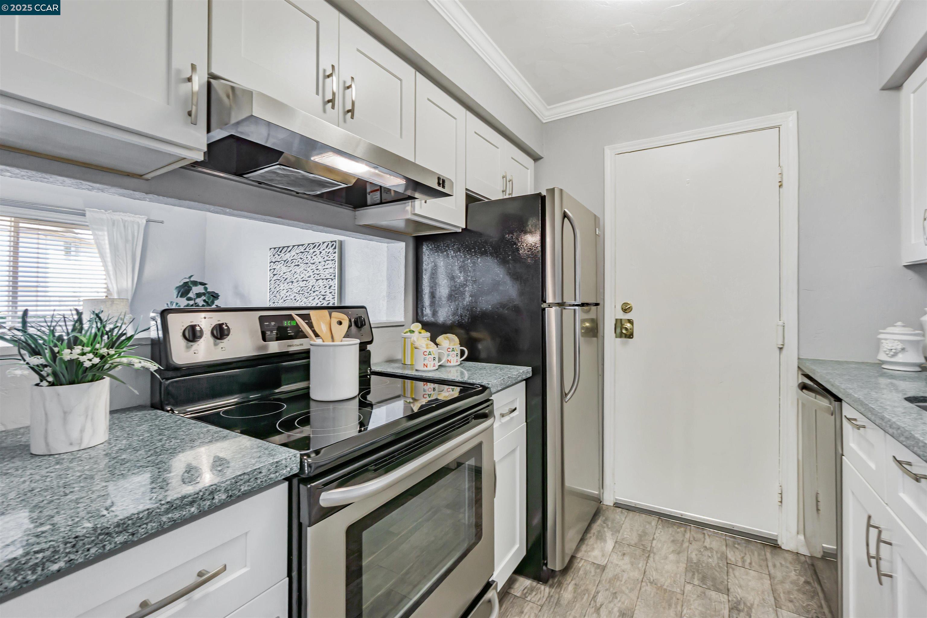 Detail Gallery Image 8 of 39 For 1037 Mohr Ln #C,  Concord,  CA 94518 - 2 Beds | 1/1 Baths