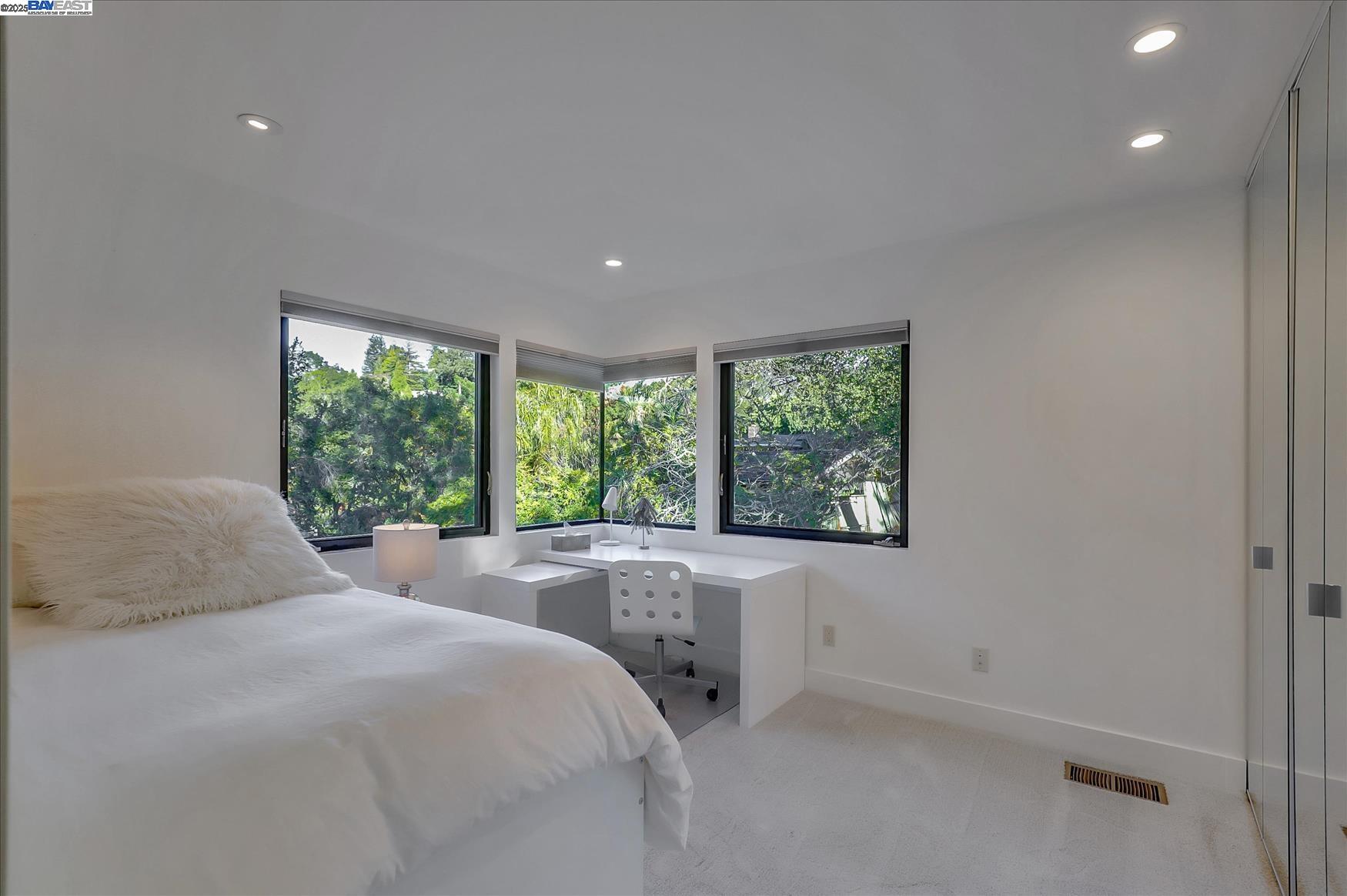 Detail Gallery Image 13 of 40 For Los Dedos Rd, Orinda,  CA 94563 - 4 Beds | 4/1 Baths