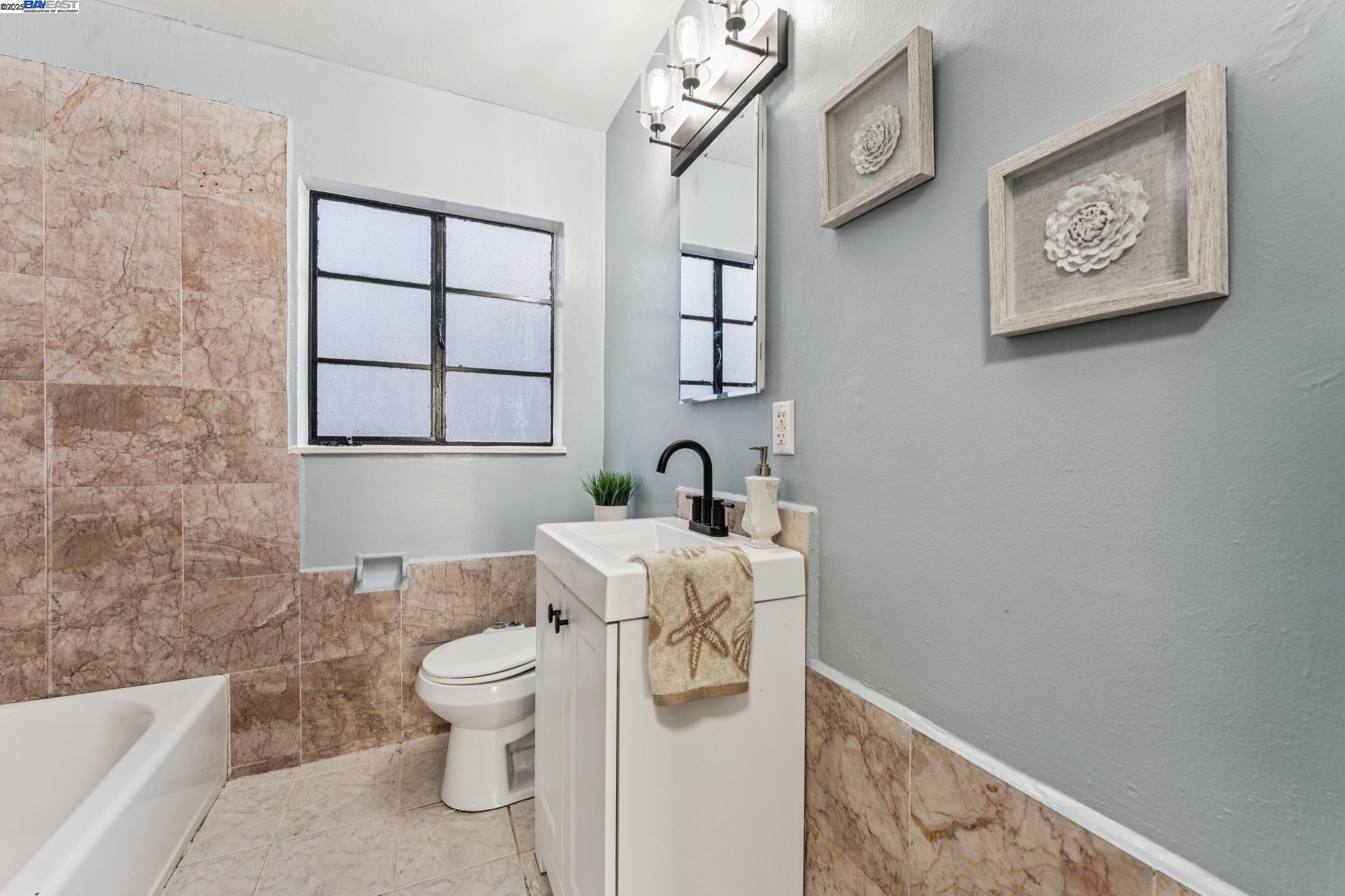 Detail Gallery Image 14 of 38 For 2109 Lincoln Ave, Alameda,  CA 94501 - 4 Beds | 3 Baths