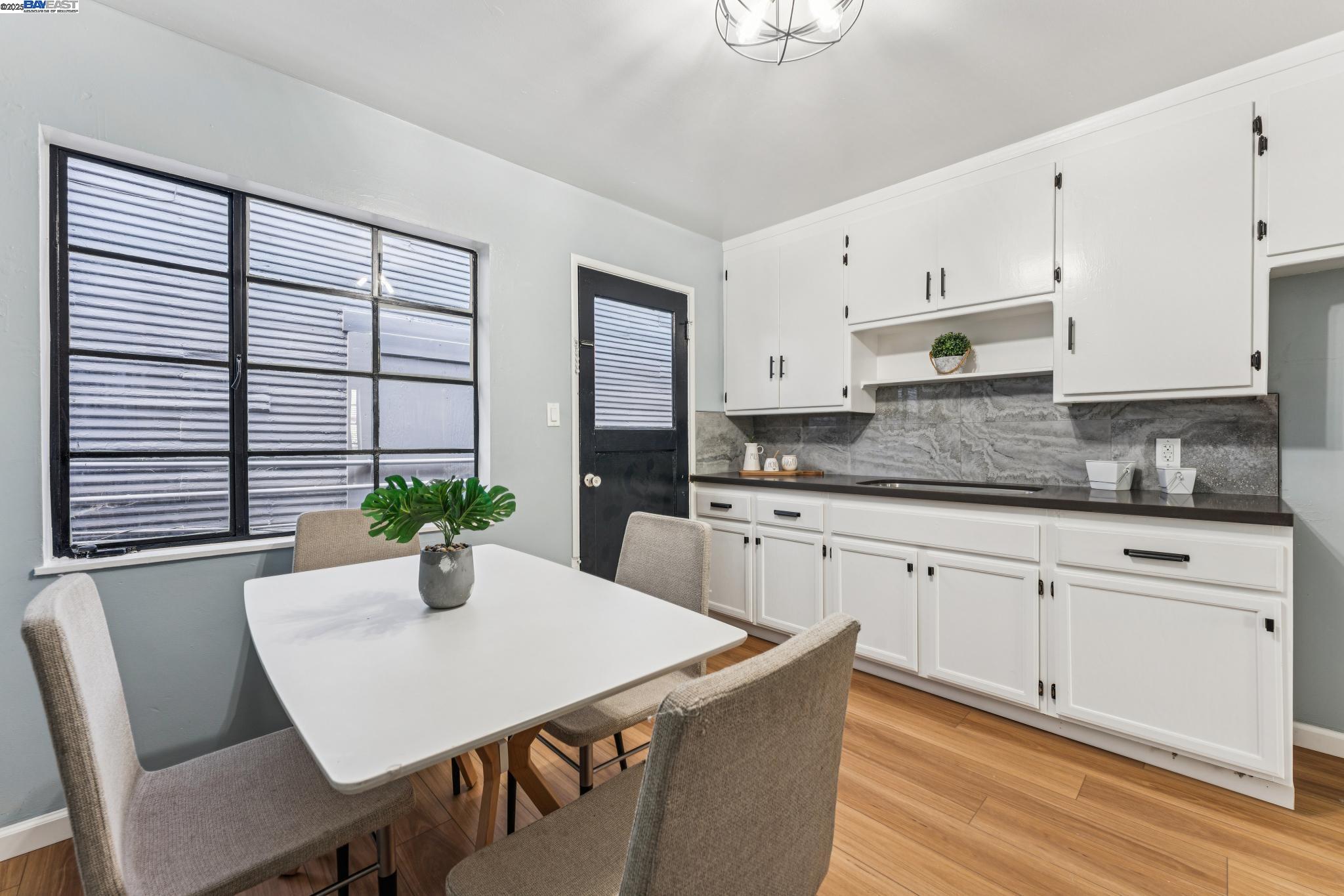 Detail Gallery Image 7 of 38 For 2109 Lincoln Ave, Alameda,  CA 94501 - 4 Beds | 3 Baths