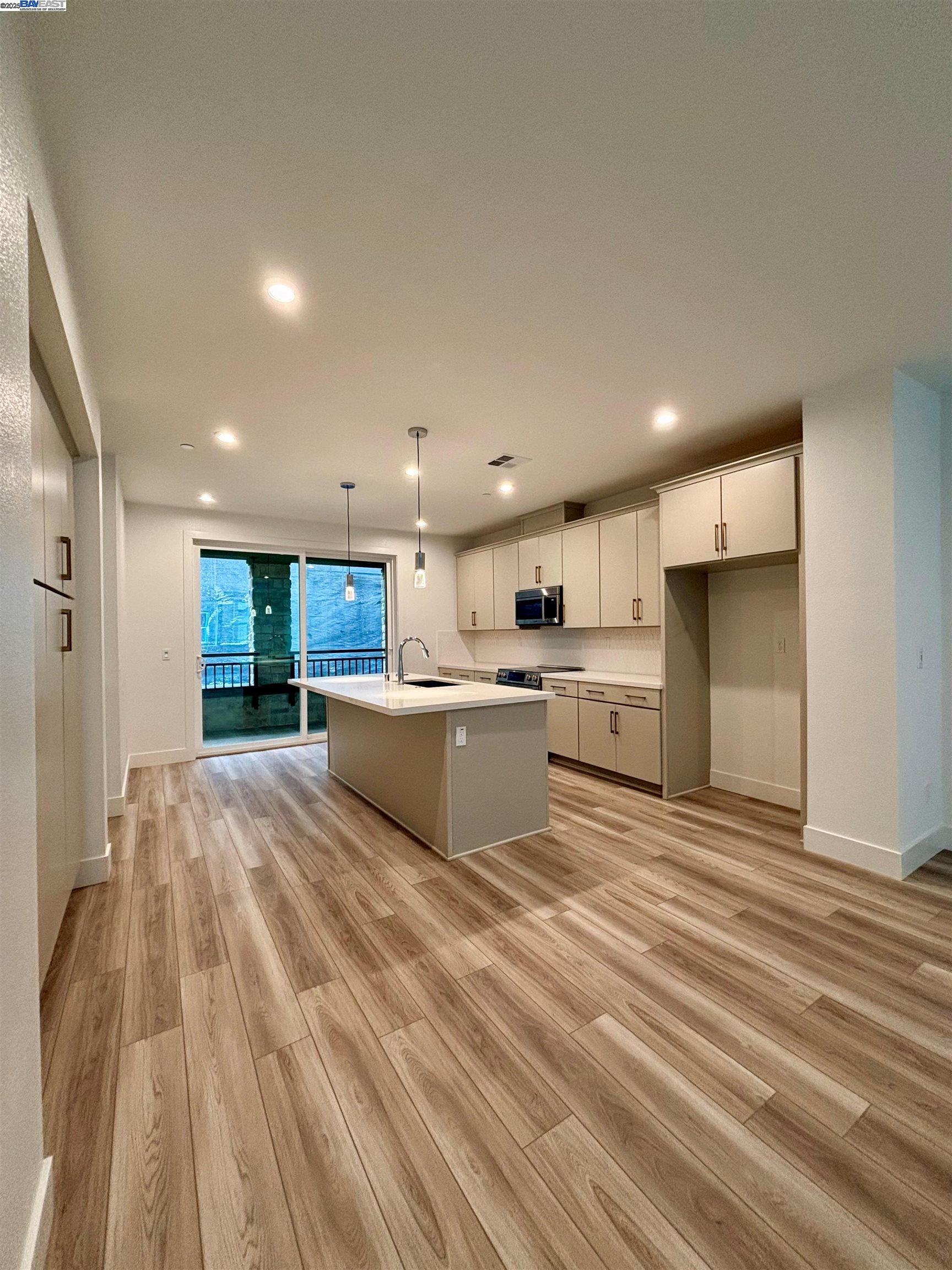Detail Gallery Image 2 of 18 For 964 Blaise Lane #1004,  Morgan Hill,  CA 95037 - 3 Beds | 3/1 Baths