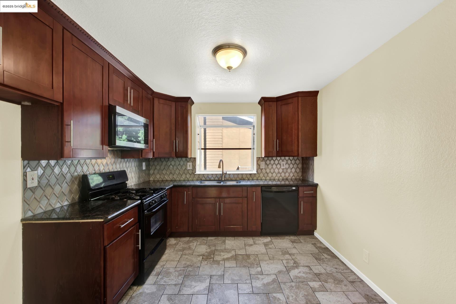 Detail Gallery Image 13 of 46 For 2121 Vale Rd #52,  San Pablo,  CA 94806 - 3 Beds | 3 Baths