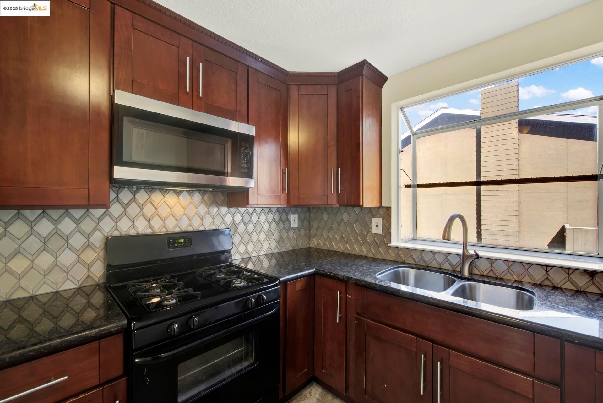 Detail Gallery Image 15 of 46 For 2121 Vale Rd #52,  San Pablo,  CA 94806 - 3 Beds | 3 Baths