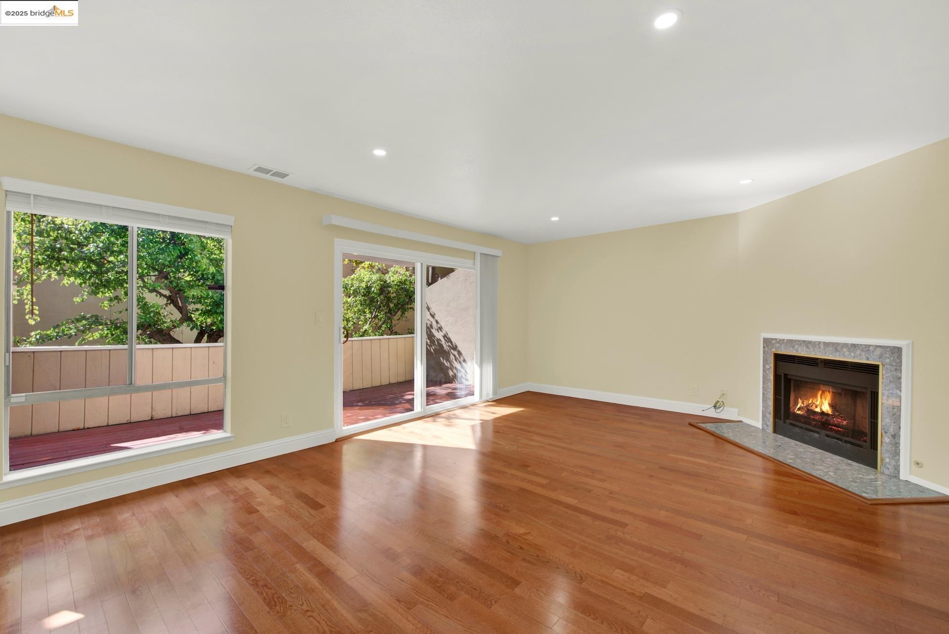 Detail Gallery Image 4 of 46 For 2121 Vale Rd #52,  San Pablo,  CA 94806 - 3 Beds | 3 Baths