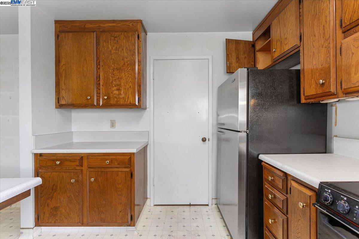 Detail Gallery Image 15 of 60 For 2904 Bayview Dr, Alameda,  CA 94501 - 3 Beds | 2/1 Baths