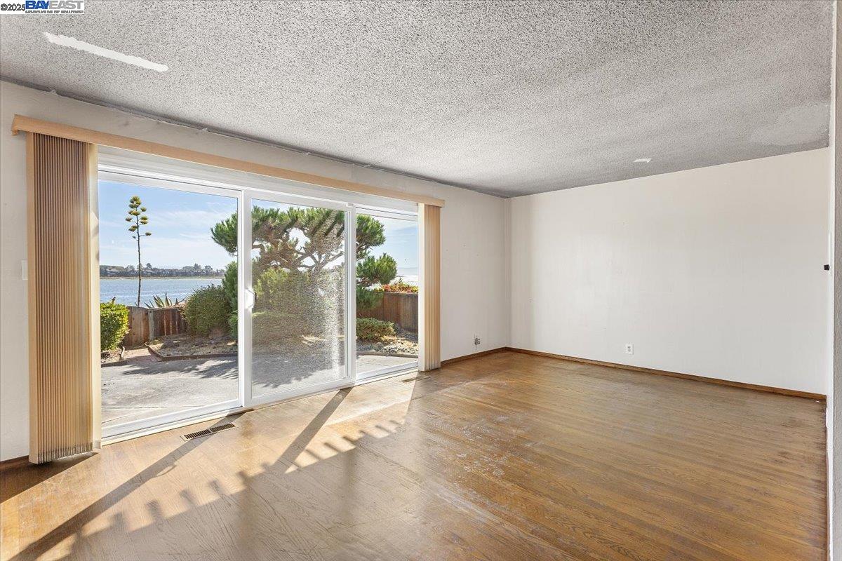 Detail Gallery Image 17 of 60 For 2904 Bayview Dr, Alameda,  CA 94501 - 3 Beds | 2/1 Baths