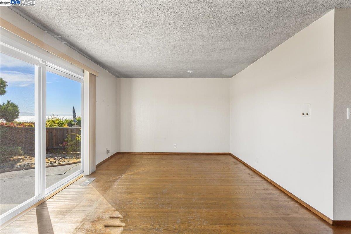 Detail Gallery Image 18 of 60 For 2904 Bayview Dr, Alameda,  CA 94501 - 3 Beds | 2/1 Baths
