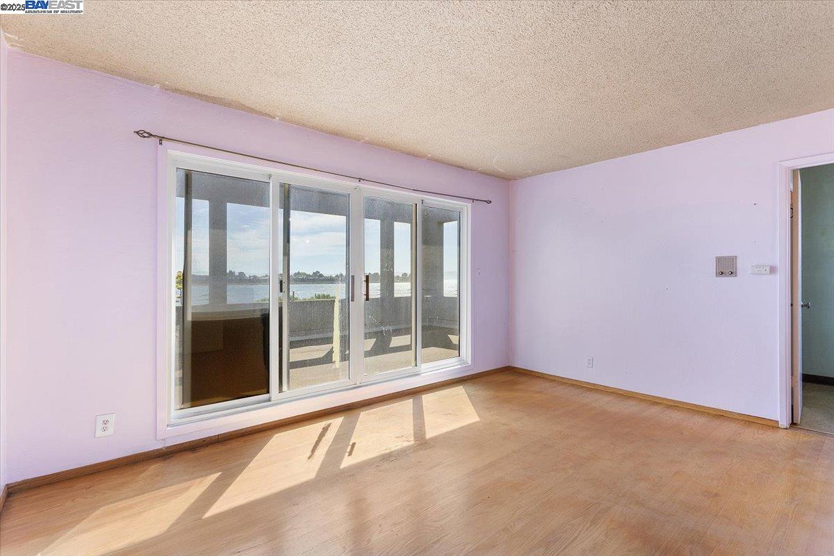Detail Gallery Image 21 of 60 For 2904 Bayview Dr, Alameda,  CA 94501 - 3 Beds | 2/1 Baths