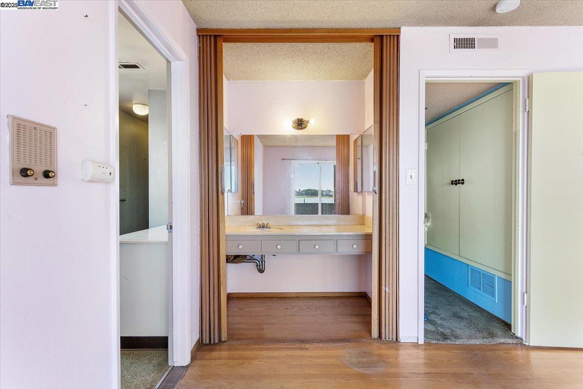 Detail Gallery Image 23 of 60 For 2904 Bayview Dr, Alameda,  CA 94501 - 3 Beds | 2/1 Baths