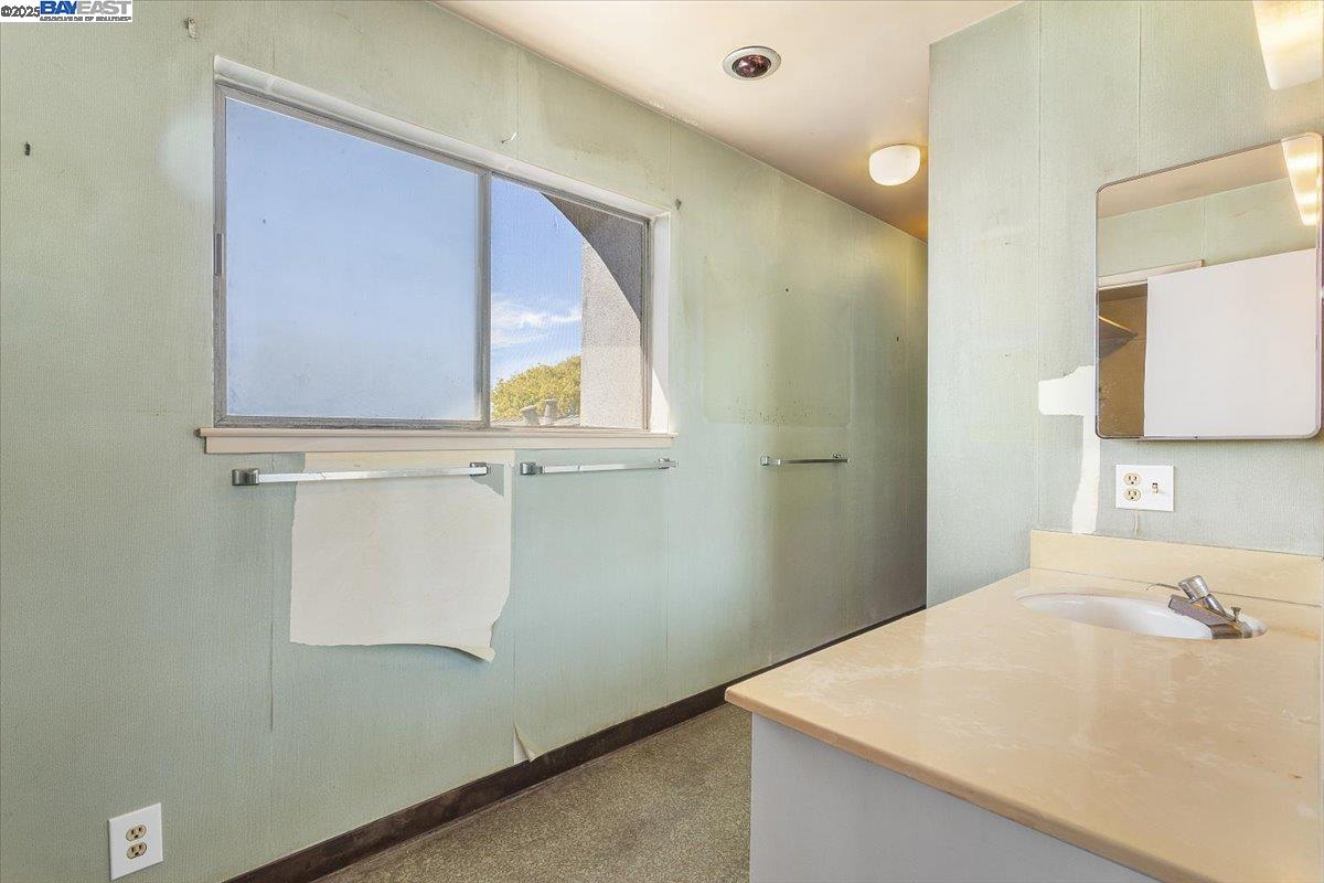 Detail Gallery Image 24 of 60 For 2904 Bayview Dr, Alameda,  CA 94501 - 3 Beds | 2/1 Baths