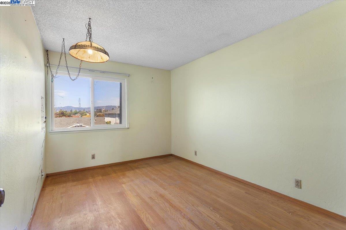 Detail Gallery Image 29 of 60 For 2904 Bayview Dr, Alameda,  CA 94501 - 3 Beds | 2/1 Baths