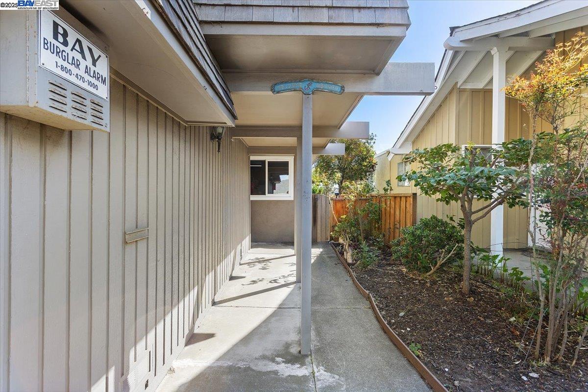 Detail Gallery Image 4 of 60 For 2904 Bayview Dr, Alameda,  CA 94501 - 3 Beds | 2/1 Baths