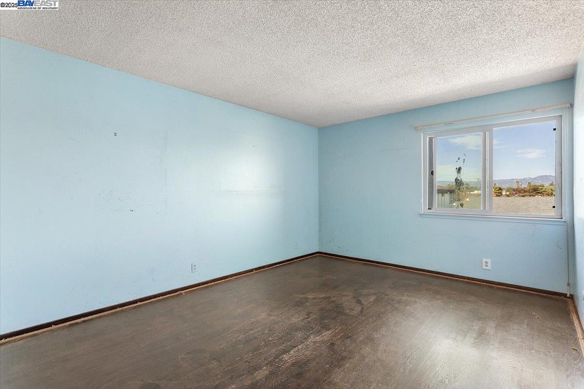 Detail Gallery Image 33 of 60 For 2904 Bayview Dr, Alameda,  CA 94501 - 3 Beds | 2/1 Baths