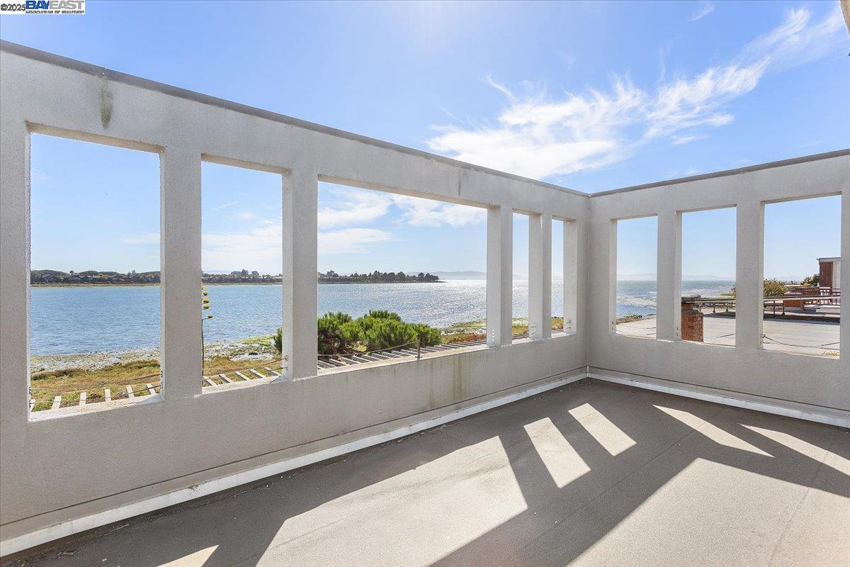 Detail Gallery Image 36 of 60 For 2904 Bayview Dr, Alameda,  CA 94501 - 3 Beds | 2/1 Baths