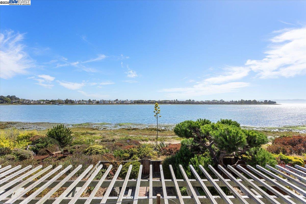 Detail Gallery Image 37 of 60 For 2904 Bayview Dr, Alameda,  CA 94501 - 3 Beds | 2/1 Baths