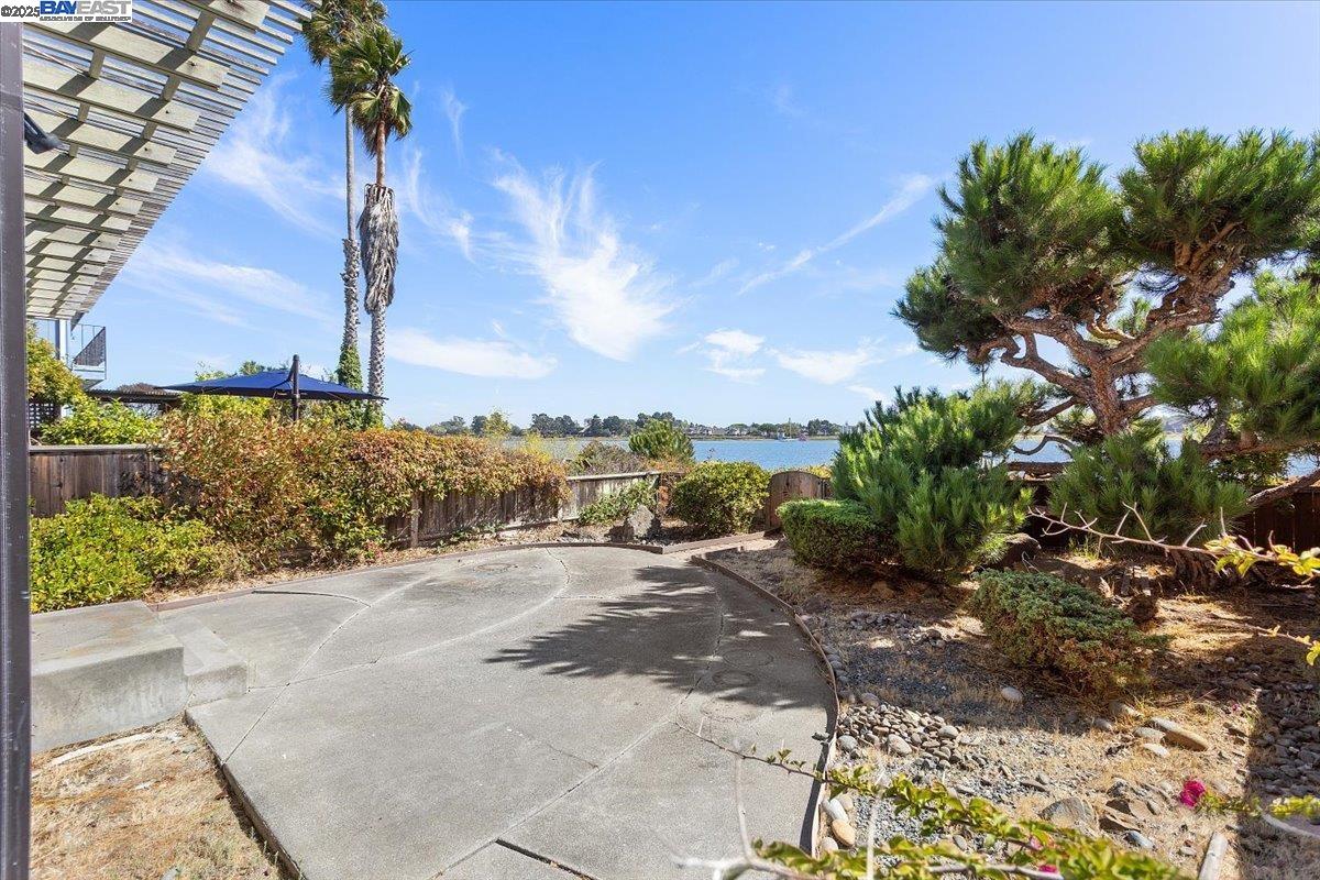Detail Gallery Image 39 of 60 For 2904 Bayview Dr, Alameda,  CA 94501 - 3 Beds | 2/1 Baths