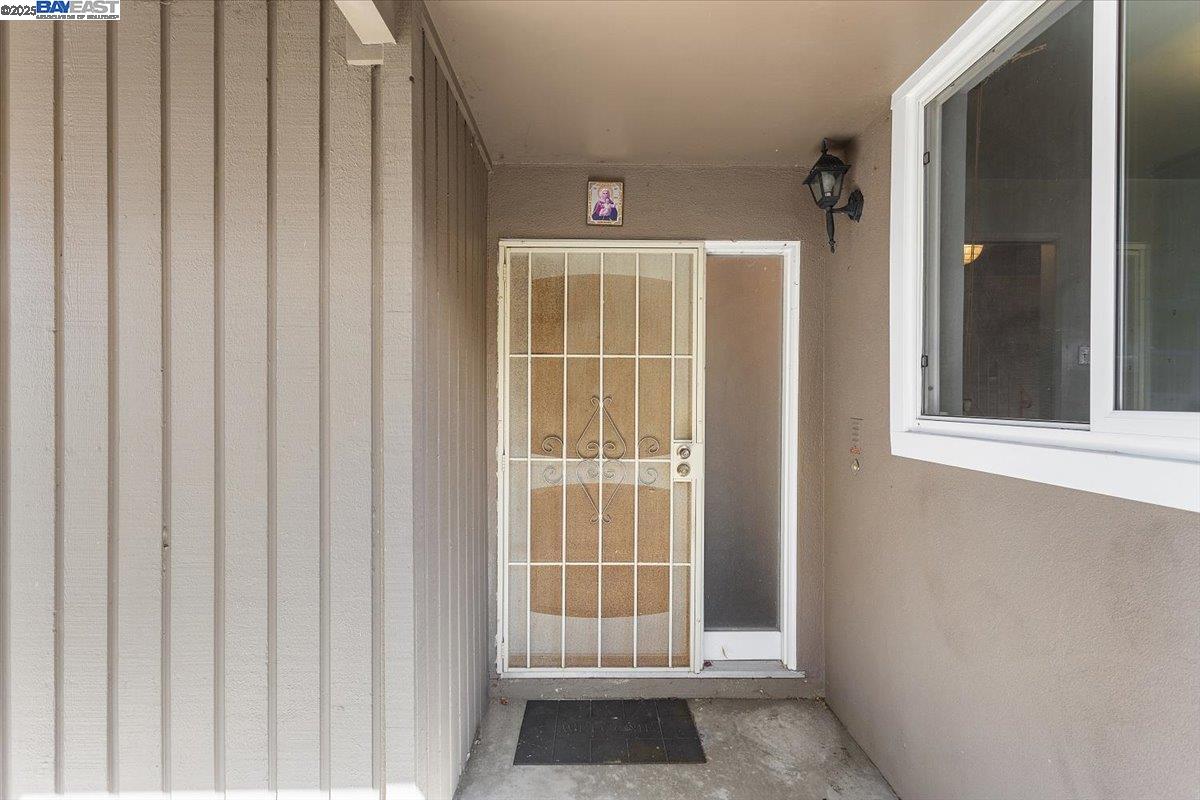 Detail Gallery Image 5 of 60 For 2904 Bayview Dr, Alameda,  CA 94501 - 3 Beds | 2/1 Baths