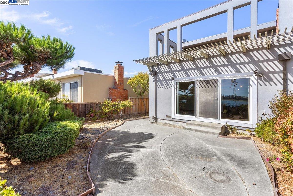 Detail Gallery Image 42 of 60 For 2904 Bayview Dr, Alameda,  CA 94501 - 3 Beds | 2/1 Baths