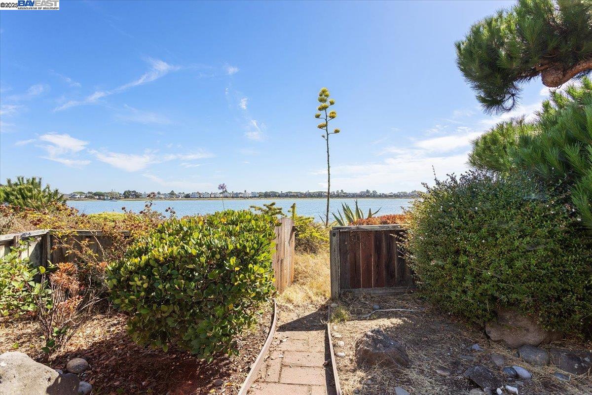 Detail Gallery Image 44 of 60 For 2904 Bayview Dr, Alameda,  CA 94501 - 3 Beds | 2/1 Baths