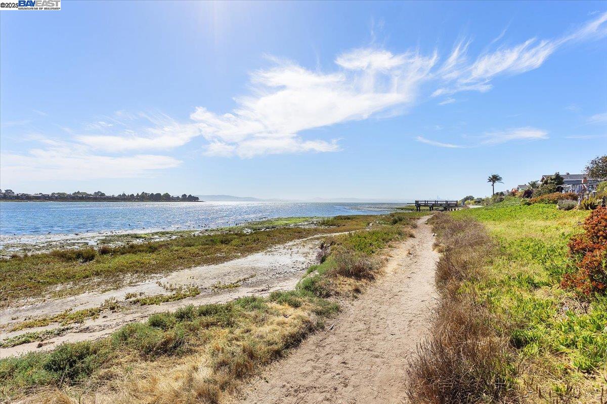 Detail Gallery Image 45 of 60 For 2904 Bayview Dr, Alameda,  CA 94501 - 3 Beds | 2/1 Baths