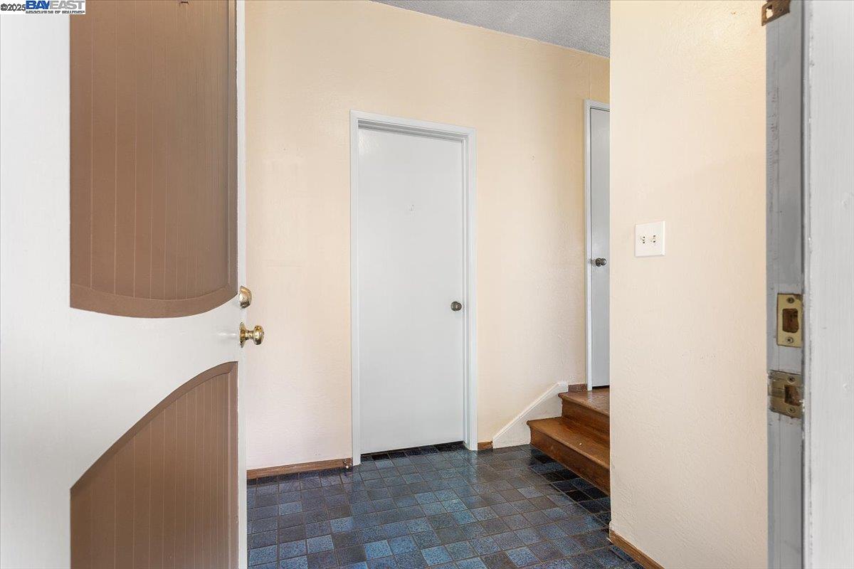 Detail Gallery Image 6 of 60 For 2904 Bayview Dr, Alameda,  CA 94501 - 3 Beds | 2/1 Baths