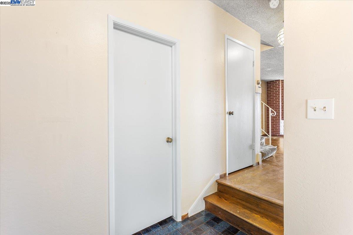 Detail Gallery Image 7 of 60 For 2904 Bayview Dr, Alameda,  CA 94501 - 3 Beds | 2/1 Baths