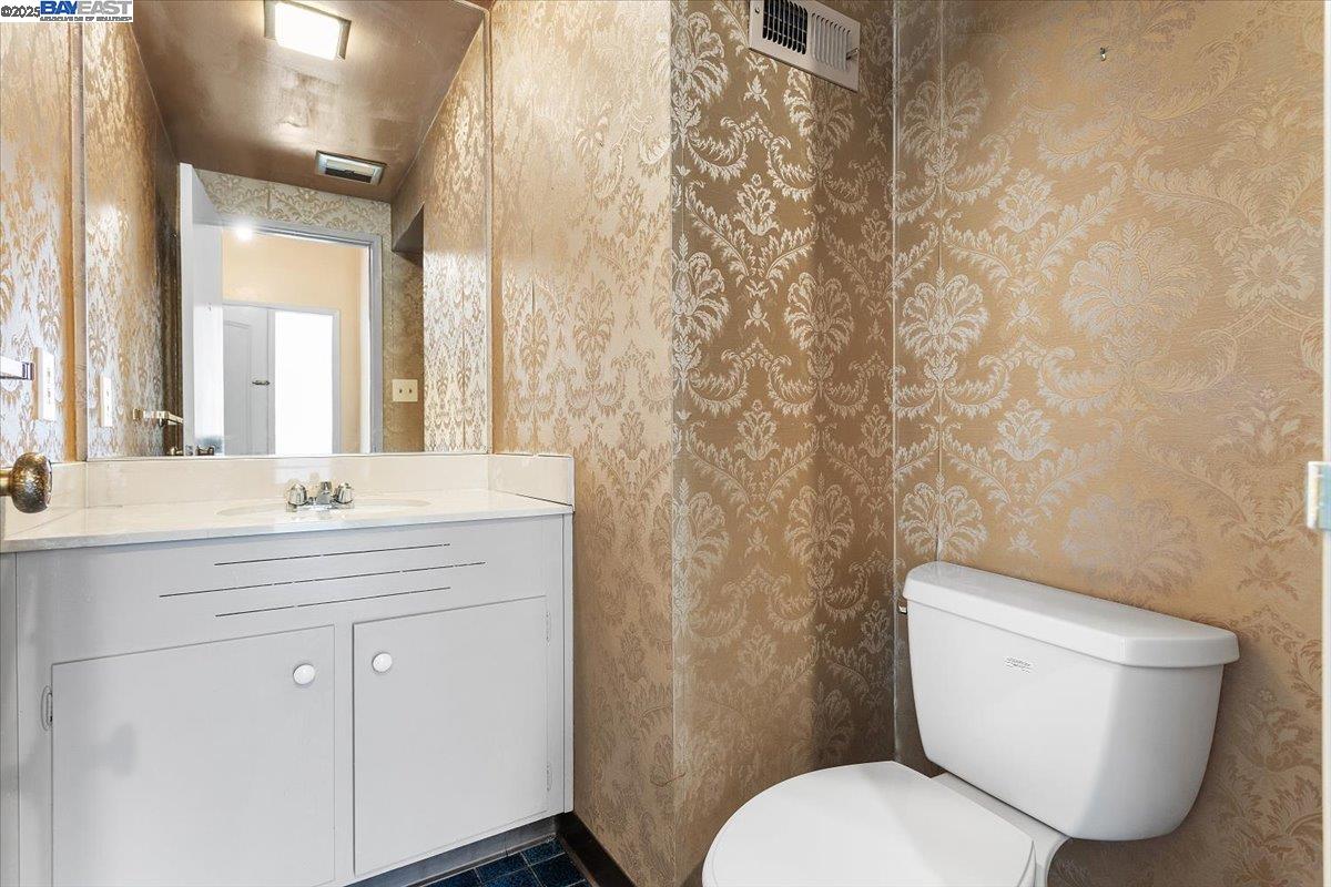 Detail Gallery Image 8 of 60 For 2904 Bayview Dr, Alameda,  CA 94501 - 3 Beds | 2/1 Baths
