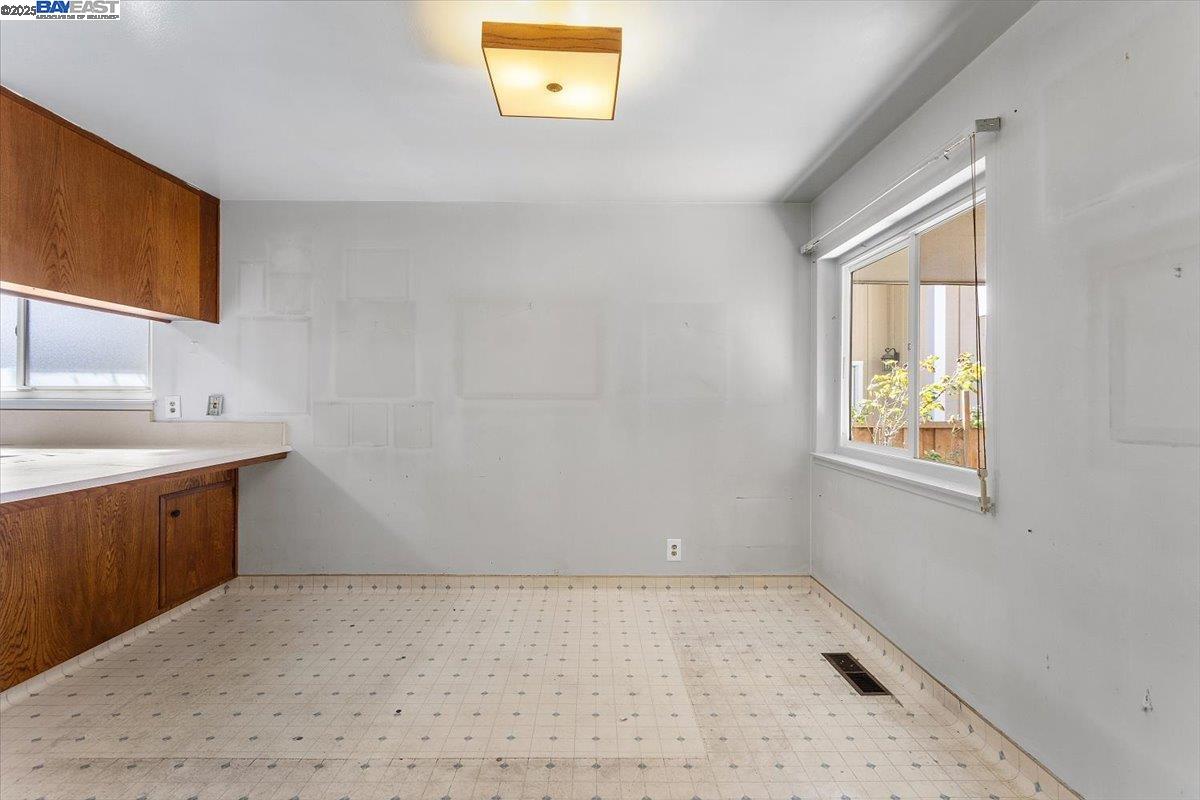 Detail Gallery Image 10 of 60 For 2904 Bayview Dr, Alameda,  CA 94501 - 3 Beds | 2/1 Baths