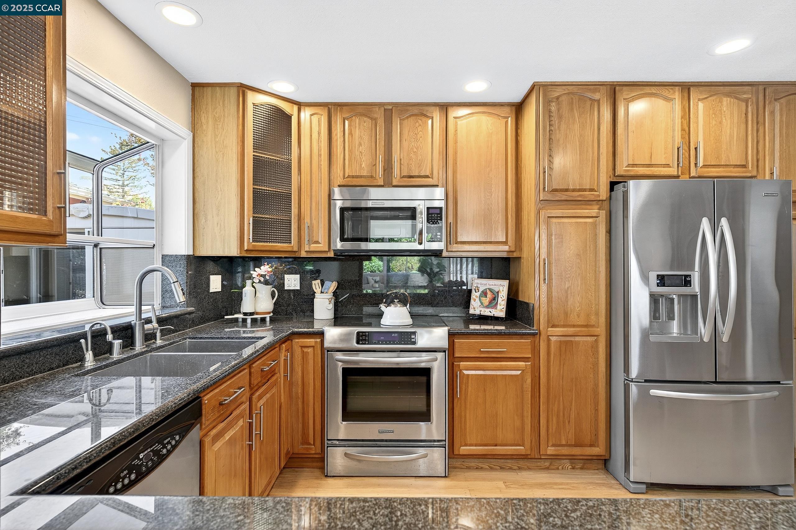 Detail Gallery Image 10 of 48 For 3846 Madera St, Pinole,  CA 94564 - 3 Beds | 3 Baths