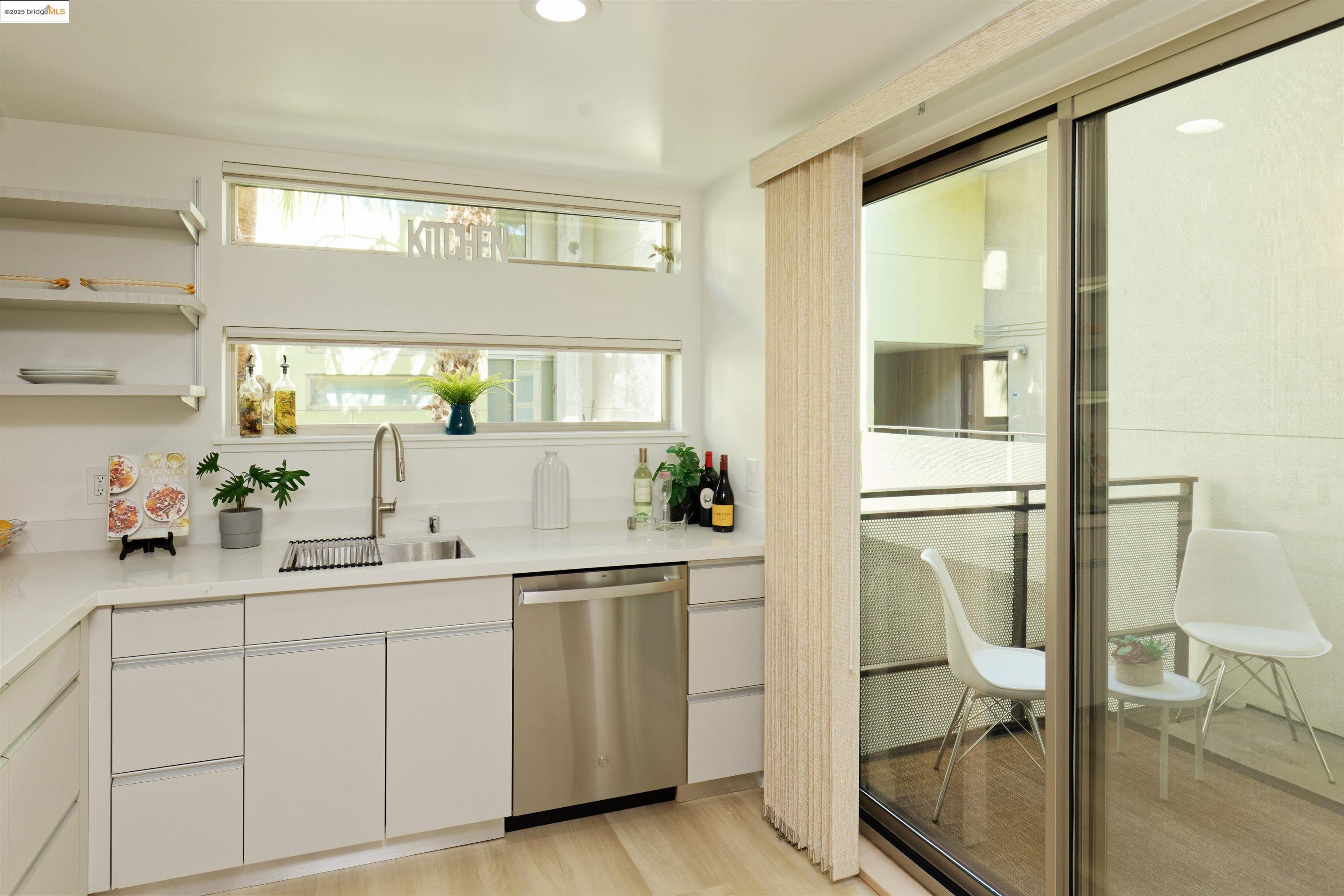 Detail Gallery Image 14 of 42 For 1201 Pine St #315,  Oakland,  CA 94607-1461 - 2 Beds | 2/1 Baths