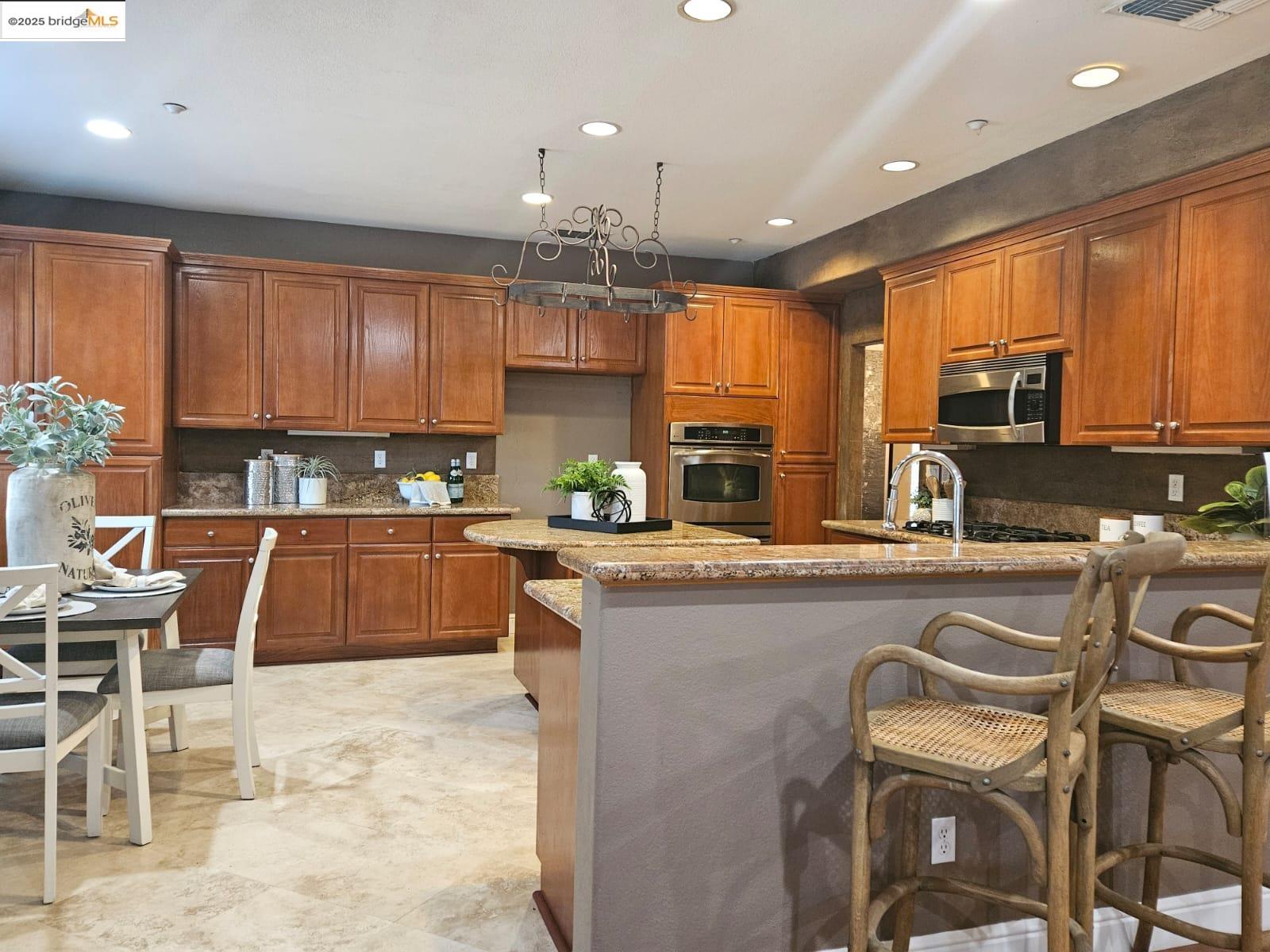 Detail Gallery Image 5 of 24 For 1428 Legend Ln, Brentwood,  CA 94513 - 5 Beds | 3 Baths