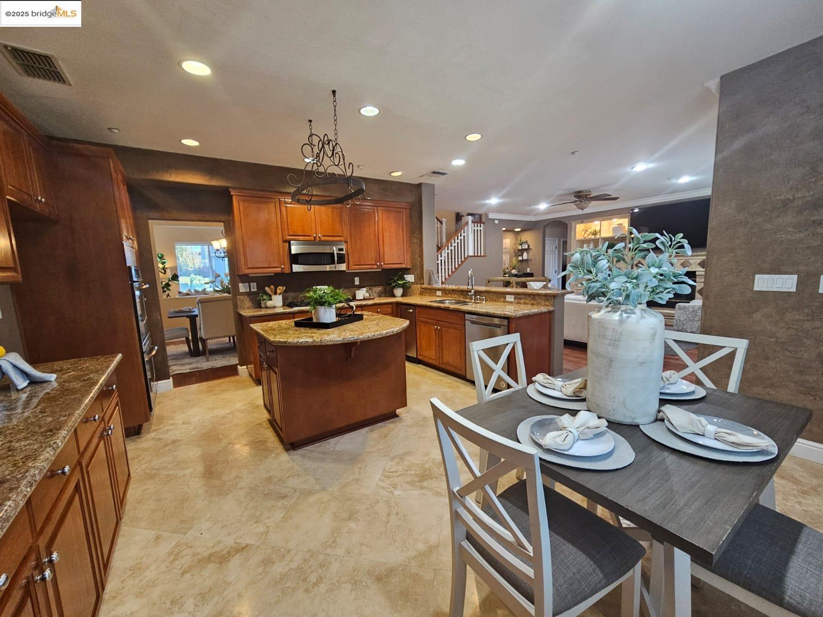 Detail Gallery Image 6 of 24 For 1428 Legend Ln, Brentwood,  CA 94513 - 5 Beds | 3 Baths