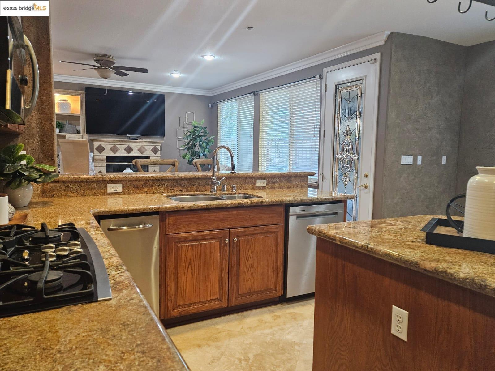 Detail Gallery Image 8 of 24 For 1428 Legend Ln, Brentwood,  CA 94513 - 5 Beds | 3 Baths