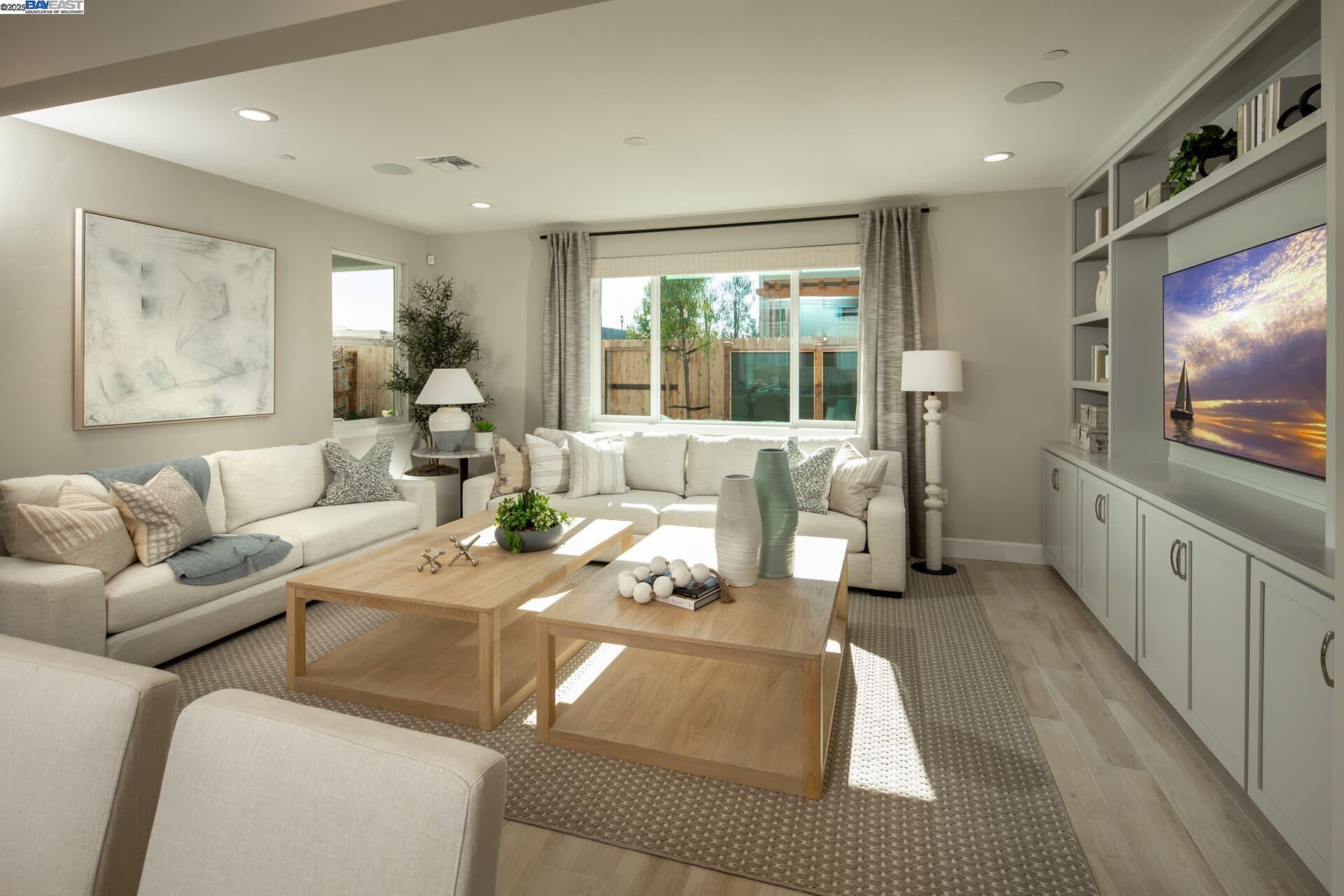Detail Gallery Image 6 of 13 For 5072 Lone Star Way, Roseville,  CA 95747 - 4 Beds | 3 Baths